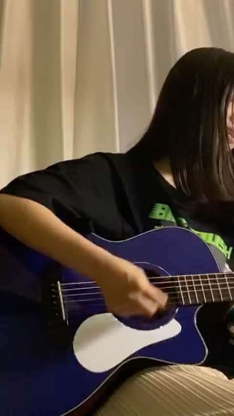 本郷柚巴のインスタグラム：「今日またNMB48のメンバーが1人卒業発表をしました メンバーが少しずつ減っていく。 卒業は寂しいことだけど、そのメンバーにとっては次の人生のステップアップです。 卒業を決めるのもこれからの人生を進むのも… 最終的には自分が全て決断しないといけない。  ある先輩が言っていました 【人生は選択の繰り返し】  小林莉奈ちゃんが卒業発表をしましたが、これからも色んな人生の選択をしないといけない日が来ると思います。 自分も含めたNMB48メンバーやファンの方スタッフさんと関わりあえたこと。 決して忘れないで欲しいです。  この線を越えてしまえば 戻れないんだよ  頑張れ、りなちー  #音楽のある生活 #milet さん #us ☘ #小林莉奈 #幸運を」