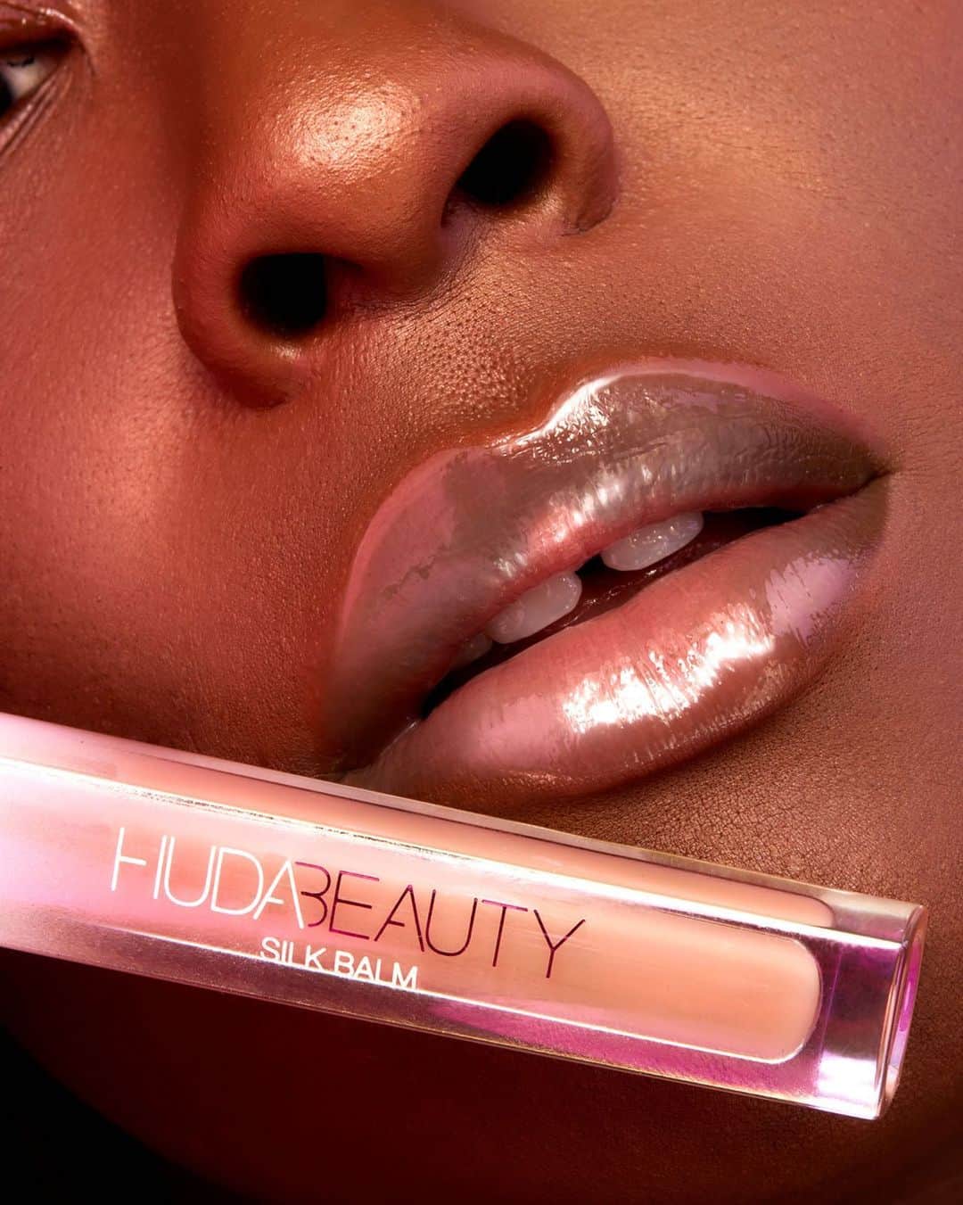 Huda Kattanさんのインスタグラム写真 - (Huda KattanInstagram)「Sooo excited to finally share with you all SILK BALM. 💃🏽💃🏽 The MOST luxurious texture and hydration your lips will ever feel! The subtle blushed-pink shade looks gorgeous on everyone.  The SUPER comforting formula is infused with a blend of Hyaluronic Filling Spheres, Soybean, and Licorice Extract that work by migrating into fine lines where they swell and give a plumping effect. This action provides maximum hydration for lips that feel plumped and smooth in appearance without any tingling sensation – no pain, BIG GAIN! ⠀⠀⠀⠀⠀⠀⠀⠀⠀ Available NOW on @hudabeautyshop, @sephora & @cultbeauty」6月18日 0時01分 - hudabeauty