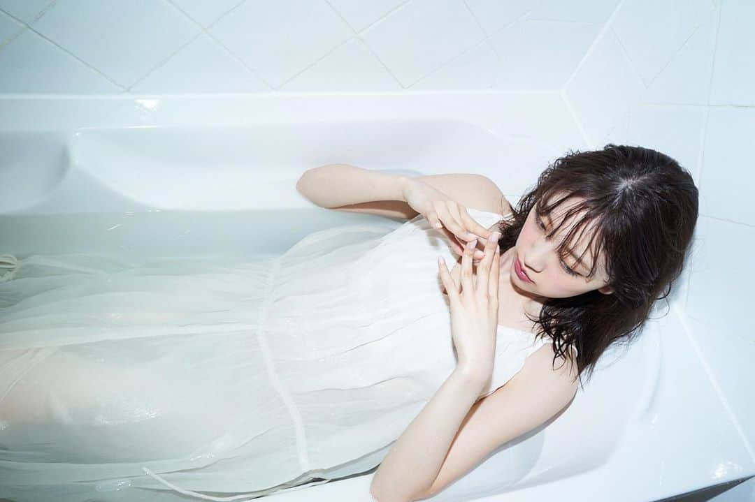 堀未央奈さんのインスタグラム写真 - (堀未央奈Instagram)「🛀🏻🧼 #いつかの待ち合わせ場所  お待たせしました! 今日からまたオフショット 載せていけそうです🛀🏻🧼ﾙ ﾝ  ちなみに変顔してるオフショットが でてきたのでフォロワー30万人突破記念などでいつか載せようかな、なんて考えています。笑 結構ダイナミックな変顔でした。笑 まあ、あの、 突破しなくてもいいんです。笑 ちょっと、変顔控えなきゃな  これは撮影の最終日に撮りました🕊 バスタブに服を着たまま 入ってみました-  私にとって お風呂って1人で考え事をする リセットの場だと思っていて 1日の終わりにその日あった出来事 嬉しかったことや 悲しかったことを思い出して自分と向き合って色々考える 鏡のような場所だなぁと  ドラマチックな雰囲気で、 このページもすごくお気に入りです!  本誌はちょっと違ったカット が載ってますので ぜひ見比べてみてね☺︎ #乃木坂46 #堀未央奈 #堀未央奈2nd写真集 #ちなみに全身浴派です #お湯に浸かるの大事」6月18日 0時10分 - horimiona_official