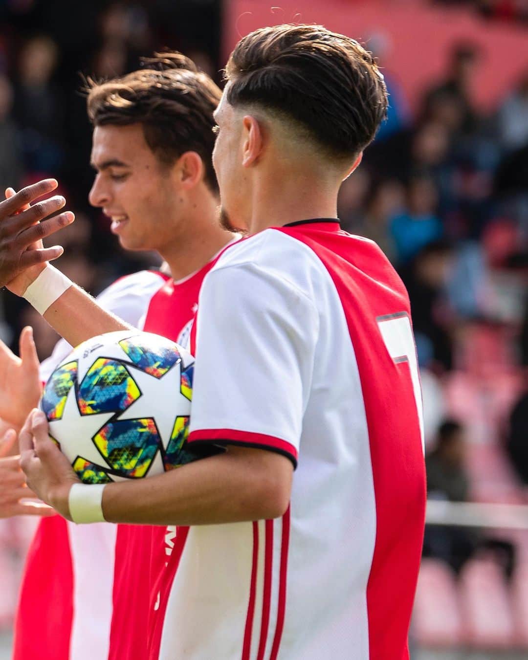 アヤックス・アムステルダムさんのインスタグラム写真 - (アヤックス・アムステルダムInstagram)「When the Youth League is 𝘽𝘼𝘾𝙆 ❗️😍 ☑ Midtjylland vs Ajax U19 ☑ August 18/19  #ForTheFuture」6月18日 0時03分 - afcajax