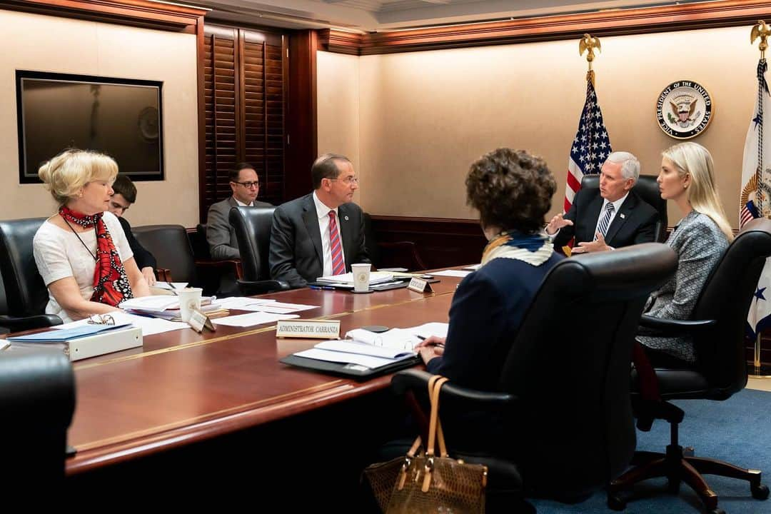 イヴァンカ・トランプさんのインスタグラム写真 - (イヴァンカ・トランプInstagram)「Great joining VP @Mike_Pence and all our 🇺🇸 Governors on Monday to discuss the critical roles of skills training, vocational education and affordable childcare as our country begins to reopen. #covid19」6月18日 0時12分 - ivankatrump