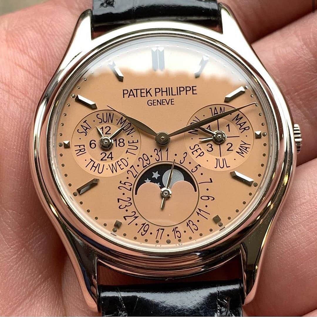 Daily Watchさんのインスタグラム写真 - (Daily WatchInstagram)「Holding the Patek Philippe 3940G with salmon dial. Such a beauty 🔍😍 Photo by @europeanwatchco」6月18日 0時13分 - dailywatch