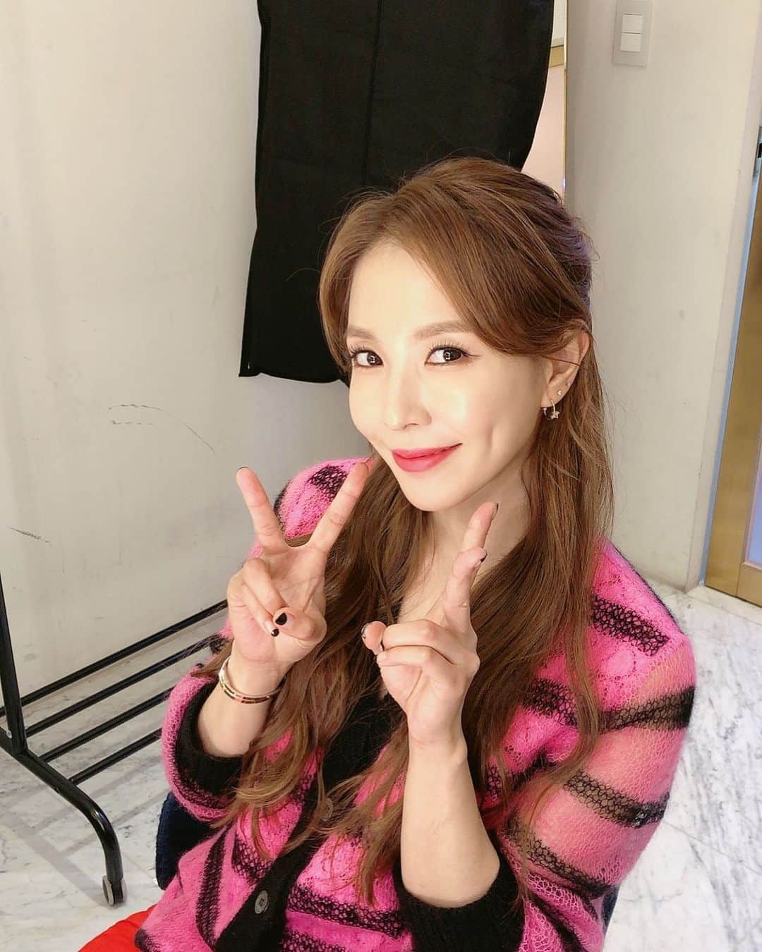 BoAのインスタグラム：「드디어.. 이번주에 새로운 의상이 나온데~ #보코 7회인데.. 아쉽 ;;🙈 이번주도 잼께 보렴~~~🙃 잘자요~~ 🙋‍♀️」