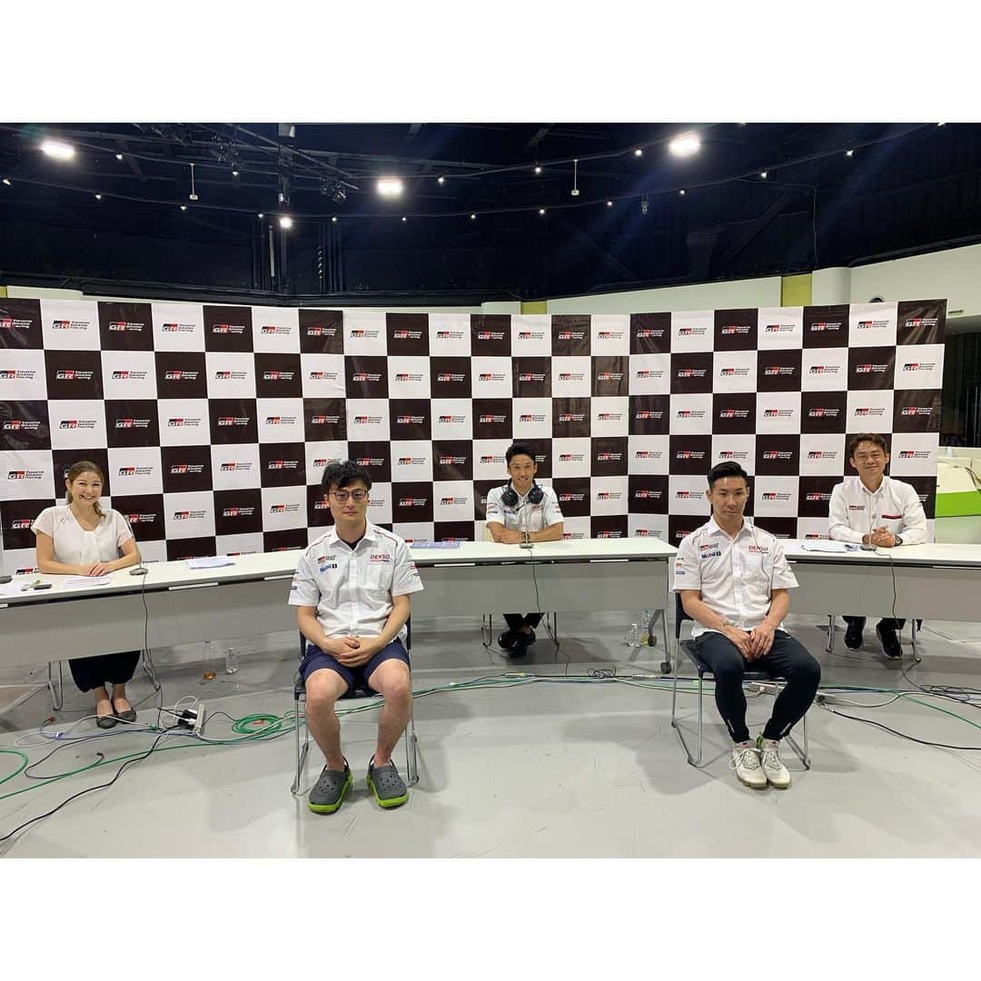 井澤エイミーのインスタグラム：「【ルマン 24時間ヴァーチャルレース】  今年初めてJスポーツさんのモータスポーツ系のお仕事でした。 ありがたい限りです。  皆様の前に現れたのは昨年のマカオぶりかな。そんな時代です。  そんな時代だけど。  世界中のレースをやりたい！見せたい！の情熱を感じる今回の試み。  正直、初めプレスリリースを見たときには「まじ？」の一言が頭をよぎりました。  ヴァーチャルレースを24時間て。回線持つの？の一言　笑笑  けど蓋を開けてみれば、成功。なんじゃ無いでしょうか。  もちろん賛否両論ありますが。私は楽しませていただきました♬  まさか、WECトヨタチームのドライバーさん全員にZOOMでインタビューするとか。誰が想像したでしょうw 本来ならルマンのパドックとかホスピとか駆けずり回って、1人-2人インタビュー取れたら大満足！な感覚からじっくりみっちり話しちゃったw  ブエミ選手・ロペス選手・コンヴェイ選手・ハートレー選手,スタジオには中嶋選手・可夢偉選手・山下選手。  いいんですか？と、ただただキョトンな井澤でしたw 感謝の気持ちでいっぱいです。  なんかすごい世界観の中仕事をさせて頂きました事にただただ、感謝しています。  寿一さん、ありがとうございます。なんだかんだで寿一さんとも幾度となくルマン 、ニュル 、オートサロンなど、ご一緒させて頂いてて、ある意味今の私がいるのも寿一さんのおかげです。  もちろんTGRさんも、本当にありがとうございます。  Jスポーツさんも。  コロナなんかに負けませんよ！！！ こっから巻き返しで最高のモースポエンターテインメントをお届けしてみせましょう★  井澤は燃えているwww  #感謝の気持ちを伝えたい」