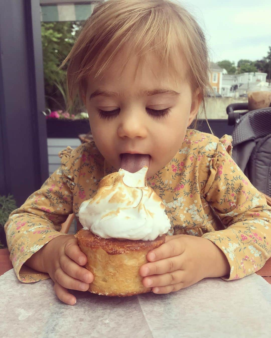 リンジー・フォンセカさんのインスタグラム写真 - (リンジー・フォンセカInstagram)「My kid in a nutshell. She asks for the biggest item in the bakery. Takes two licks and then decides she’d rather eat this entire dill plant and some basil. #herbs」6月18日 0時23分 - lyndsyfonseca