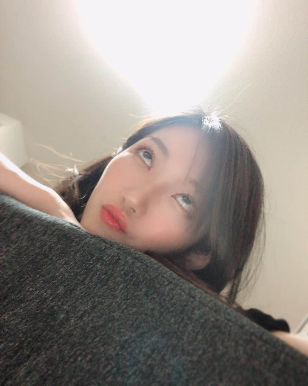 黒田絢子さんのインスタグラム写真 - (黒田絢子Instagram)「右へスライドしちゃだめだよ？👼🙅‍♀️🤦‍♀️ あちゃースライドしてしまったね？(笑) . . #黒田絢子 #おうち時間 #ぽこちゃ #テレライブ #終わりのひととき #眠たい」6月18日 0時23分 - ayakokuroda_official