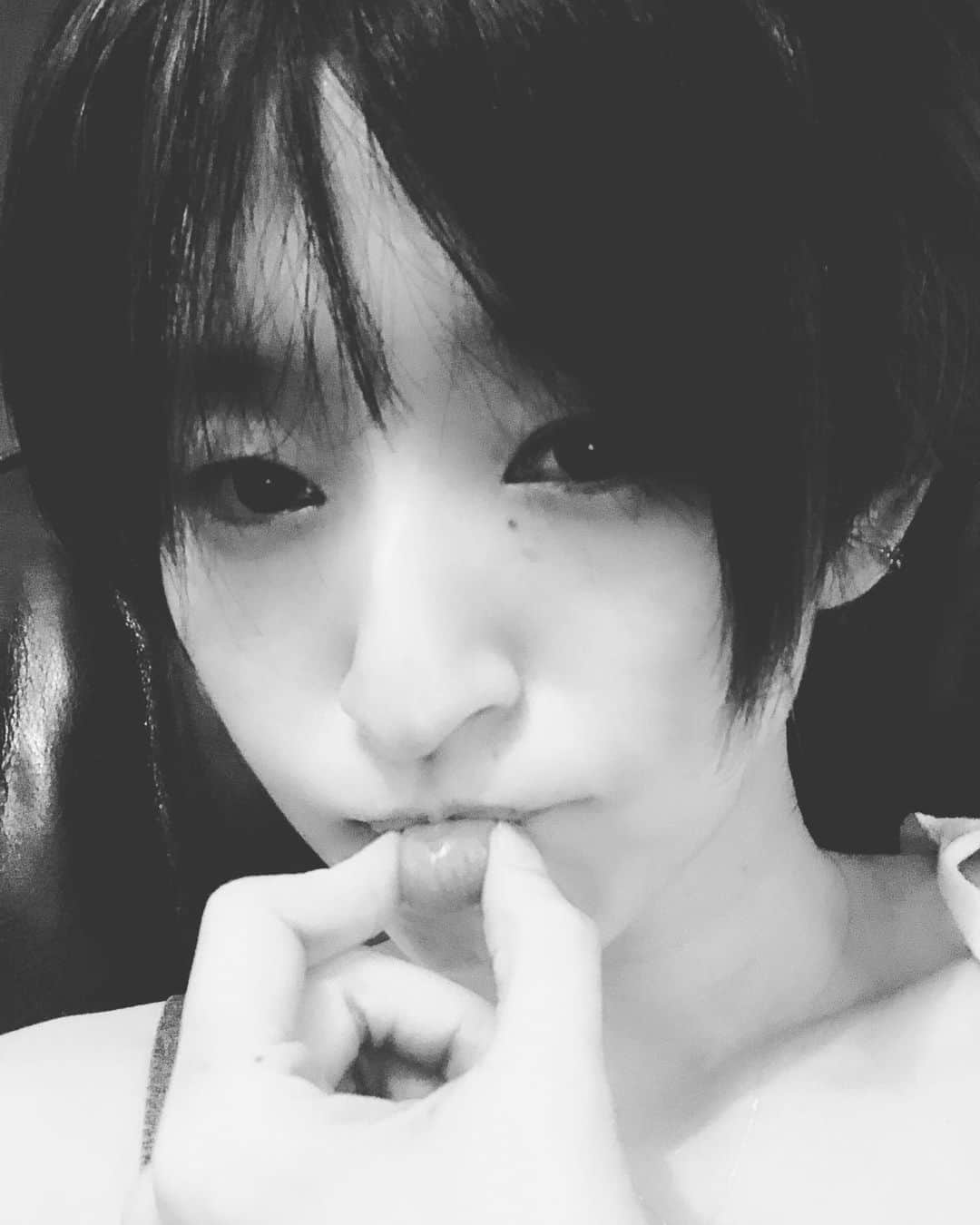 島袋寛子さんのインスタグラム写真 - (島袋寛子Instagram)「– ちょっと前髪つくりました。 お化け感あふれる写真。 お化け役できる気がしました。 – – – #なんの話や #笑 #涼しくなって #おやすみくださいませ☆ #枕元に寛子があらわれるかもしれません #へんなテンションですみません #いたって元気です笑 #あれるインスタ #絶好調です」6月18日 0時24分 - hiroko.shimabukuro