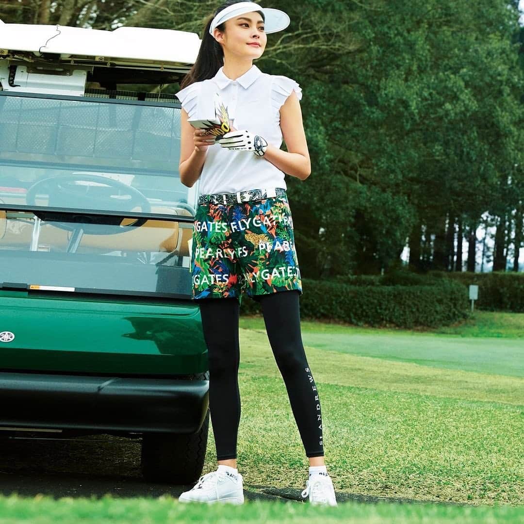 植草沙織のインスタグラム：「#regina2020初夏号 ⛳️☀️ #repost @regina_golf ・・・ 手持ちのウェアにプラスするだけでOK！日焼け防止にもおしゃれにも利く“名脇役”に注目！今回は、引き締め役にもコーデのスパイスにもなるレギンスをご紹介します。  日焼けはしたくないけれど、ショートパンツやミニスカで可愛くおしゃれしたい！ そんなときに活用したいのがレギンス。 一本は持っていたい基本の黒は、UVカットのほか、やせ見え効果も期待できそう。無地よりもワンポイントあるデザインのほうが、軽やかに見えておすすめです。ちらりと肌がのぞく足首には、しっかり日焼け止めを塗って。 【1枚目】レギンス¥6,500、サンバイザー¥6,200（共にセント・アンドリュース）　ポロシャツ¥10,000（キャロウェイアパレル）　ショートパンツ¥27,000、ベルト¥15,000、ソックス¥2,400（以上PEARLY GATES）　スコアブックカバー¥4,000、シューズ¥16,000（共にJack Bunny!!）　ボールケース¥4,500（ニューバランス／TSIグルーヴアンドスポーツ ニューバランス ゴルフ 事業部）　グローブ〈両手〉¥7,400（MASTER BUNNY EDITION）. . 【2枚目】おすすめレギンスのバリエーションをご紹介。無地のボトムスに、スパイス役として柄ものを合わせるのもキュート。 レギンス〈右〉吸湿性や通気性に優れた、軽量で柔らかな素材。華やかなフラワープリントで女性らしく。￥6,290、〈中〉こなれたカジュアル感がカッコいいタイダイプリント。右と同素材。￥6,290（共にGapFit／Gap 新宿フラッグス店）　〈左〉紫外線防止の最高値、UPF50。￥11,000（マンシングウェア／デサントジャパン）  #reginagolf #ゴルフ女子 #女子ゴルフ #おしゃれゴルファー #ゴルフ女子コーデ #インスタゴルフ部 #ゴルフ #ゴルフ女子と繋がりたい #ゴルフウェア #ゴルフコーデ #ゴルフ大好き #インスタゴルフ #女子ラウンド #ゴルフ好き #ゴルフ初心者 #ゴルフ好きと繋がりたい #golfgirl #golstagram #golfwear #golflife #lovegolf  #Regina2020初夏号掲載中！  撮影／酒井貴生（aosora／モデル）、魚地武大（静物）　スタイリスト／川田亜貴子　ヘア＆メイク／神戸春美　モデル／植草沙織　エディター／小松よしみ（ワイクア）　撮影協力／グレンオークスカントリークラブ」