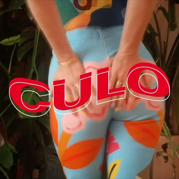 デシグアルのインスタグラム：「Has your booty ever been so bored?🍑 Let’s make up for this time, get ready sales are coming soon!  #moveyourculo」