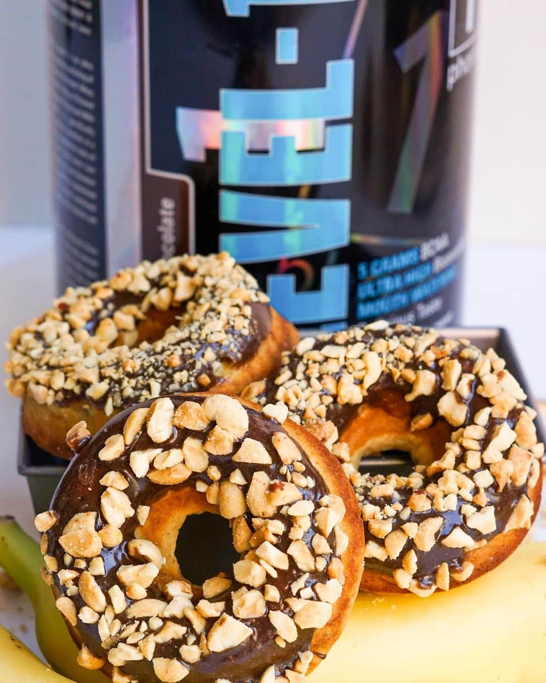 アナ・チエリさんのインスタグラム写真 - (アナ・チエリInstagram)「Peanut Butter Banana Donuts with Chocolate Glaze 🍩😋 Makes 6 donuts Ingredients: Banana Donuts ¾ cup flour (120 g) ¼ cup @1stphorm cinnamon cookie batter protein powder (20g) ¼ cup creamy peanut butter (62g) 2 tbs maple syrup (40g) ¼ tsp baking powder ¼ tsp baking soda ¼ tsp salt 1 tbs applesauce (20g) 1 egg 1 teaspoon vanilla extract ¼ cup oat milk (62g) 1 ripe banana (105g)  Chocolate Glaze 1 scoop @1stphorm protein powder (37g) 3-4 tbs milk of choice 1 tbs cocoa powder 1 teaspoon vanilla extract 1/3 cup crushed peanuts for topping, if desired  Directions:  1.Preheat oven to 350F degrees & spray donut pan with coconut oil  2.Combine all the dry ingredients (flour, protein powder, baking powder, baking soda, and salt) in a bowl 3.In another bowl mash ripe banana  4.Add applesauce, peanut butter, egg, vanilla extract, milk, and maple syrup to bowl with mashed banana 5.Whisk to combine  6.Fold dry ingredients into the banana mixture until just combined 7.Fill a piping bag (gallon sized zip lock bag works just fine) with batter, cut the tip of the bag, and fill donut wells  8.Bake for 15 minutes, until golden brown  9.Remove from the oven and place on a cooling rack  10.While donuts cool prepare the glaze 11.Whisk together protein powder and cocoa powder 12.Add milk 1 tbs at a time until desired consistency is reached (~3-4 tbs) 13.Remove donuts from pan and dip in glaze 14.Sprinkle with crushed peanuts, if desired」6月18日 0時34分 - anacheri