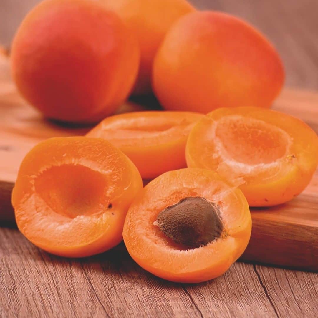 auchan_franceさんのインスタグラム写真 - (auchan_franceInstagram)「Savoureux et juteux, saviez-vous que l’abricot renferme sous sa peau un trésor : la provitamine A. Croquer un abricot par jour couvre ainsi 50% des besoins quotidiens.  #vitamines #abricots #fruits #apricot #healthy」6月18日 0時45分 - auchan_france