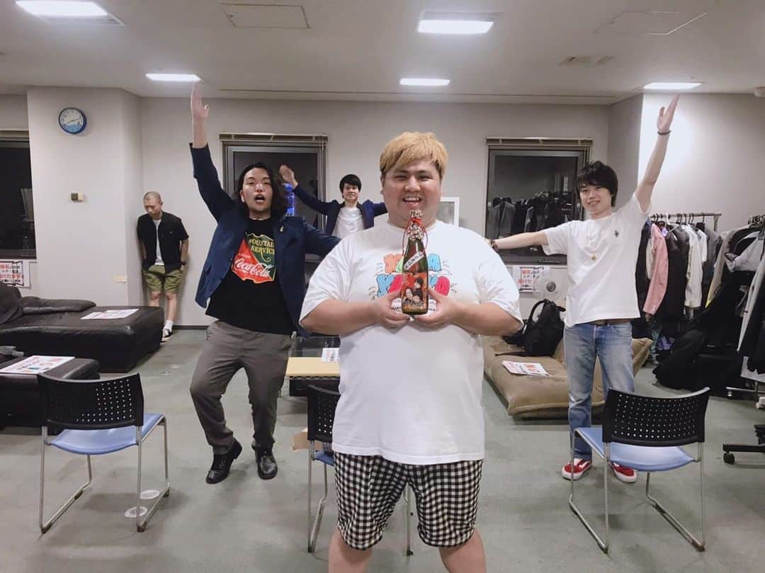 池田真一のインスタグラム：「いつもお世話になってる ろくでなしミトリズのスタッフさん達からめちゃくちゃ渋い日本酒頂きました！ ありがとうございます🙇‍♂️ 僕、ろくでなしミトリズの為なら何でもします！逮捕されてもOKです！ 見取り図のお2人もいつもありがとうございます🙇‍♂️ 今井1人だけカッコつけんな！ ほんで高見どこ行った！」