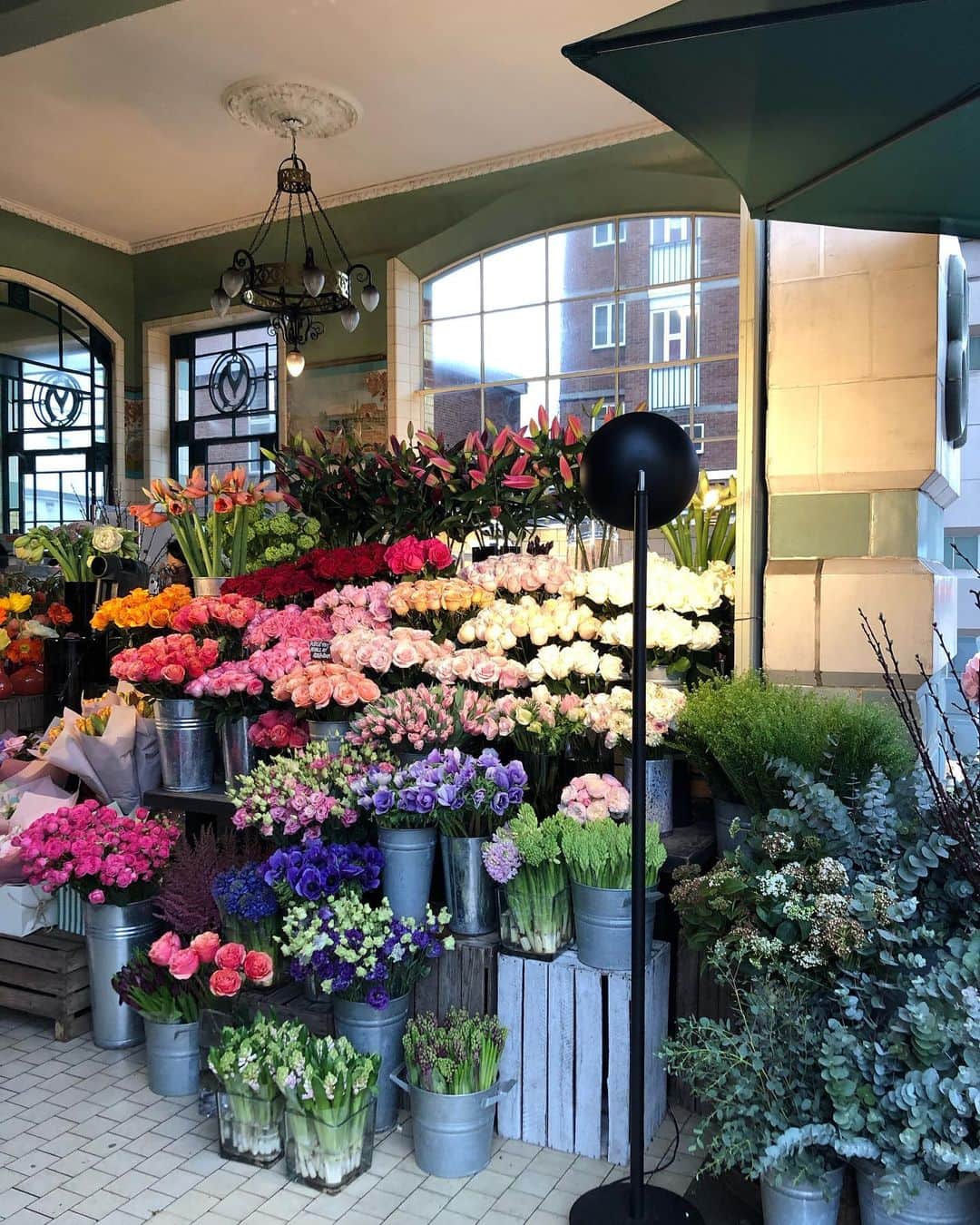 Seyda♥ Travel & Natureのインスタグラム：「It’s great to see London shops’ reopening👍 #london 🌺☘️🌸💐🌷 #seydauk」