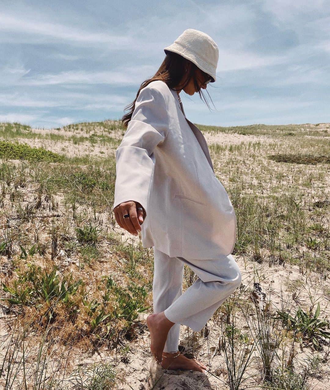 We Wore Whatさんのインスタグラム写真 - (We Wore WhatInstagram)「Linen suiting at the beach is my Summer vibe ✌🏻」6月18日 0時59分 - weworewhat