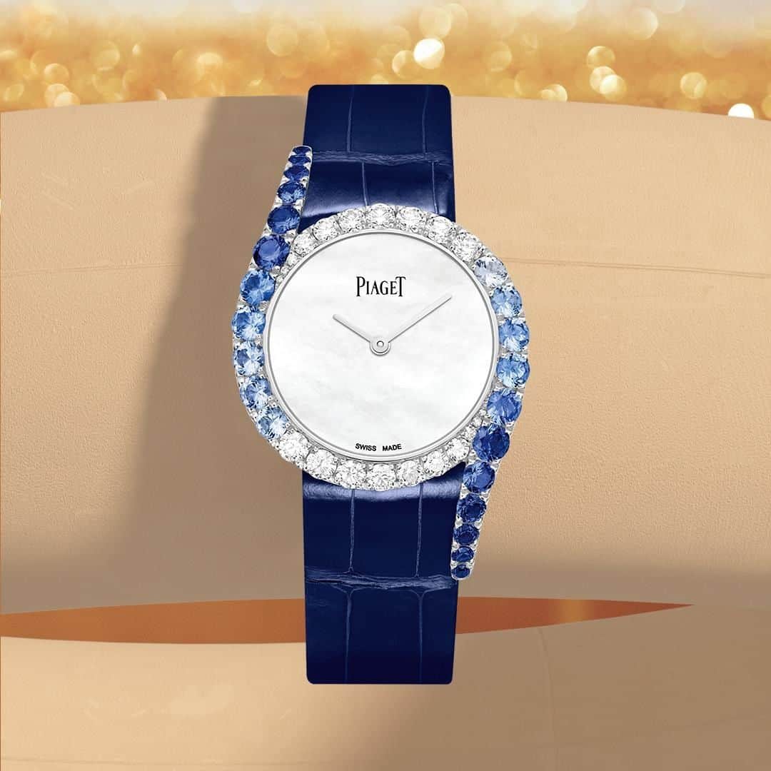 ピアジェさんのインスタグラム写真 - (ピアジェInstagram)「A 𝒈𝒍𝒂𝒎𝒐𝒖𝒓 icon reinterpreted with the Maison's 𝑺𝒊𝒈𝒏𝒂𝒕𝒖𝒓𝒆 𝑩𝒍𝒖𝒆. Brilliant-cut diamonds and sapphires surround a 𝒈𝒍𝒊𝒕𝒕𝒆𝒓𝒊𝒏𝒈 mother-of-pearl dial, all tied together with its rich blue strap. - #ShareYourExtraordinary #Piaget #PiagetWatches #WomensWatches」6月18日 1時00分 - piaget