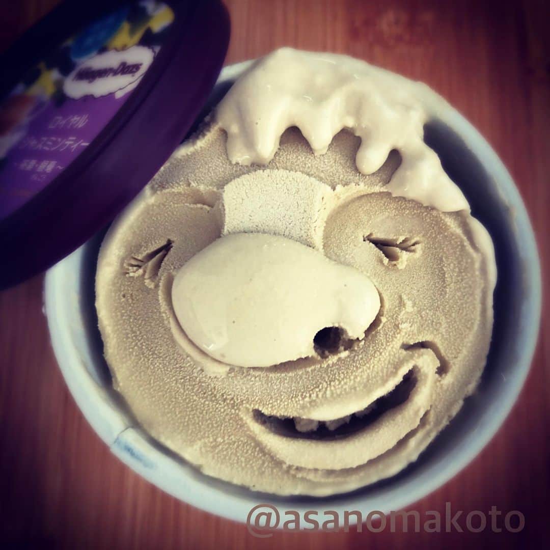 asanomakotoのインスタグラム：「🌍Send ale to the people who work in the hospital! ! 🏥💉🚑🍨✨ #haagendazs #HäagenDazs #haagen_dazs  #love #haagendazsid  #ice #icecream #icecreams #iceart #smile #happy #instafun #trip #instapop #instacool #instagood #instaice #instaicecream #instafollow #tokyo #yokohama #ハーゲンダッツ #アイスクリーム #カップアイス  #instafood #photooftheday #webstagram  #ロイヤルジャスミンティー  #하겐다즈 #ジャスミンティー ★暑くて溶けやすいけど、そんな時こそアイスですよね🍨🥄✨ アイスクリームで世界中にスマイルのお届けです」