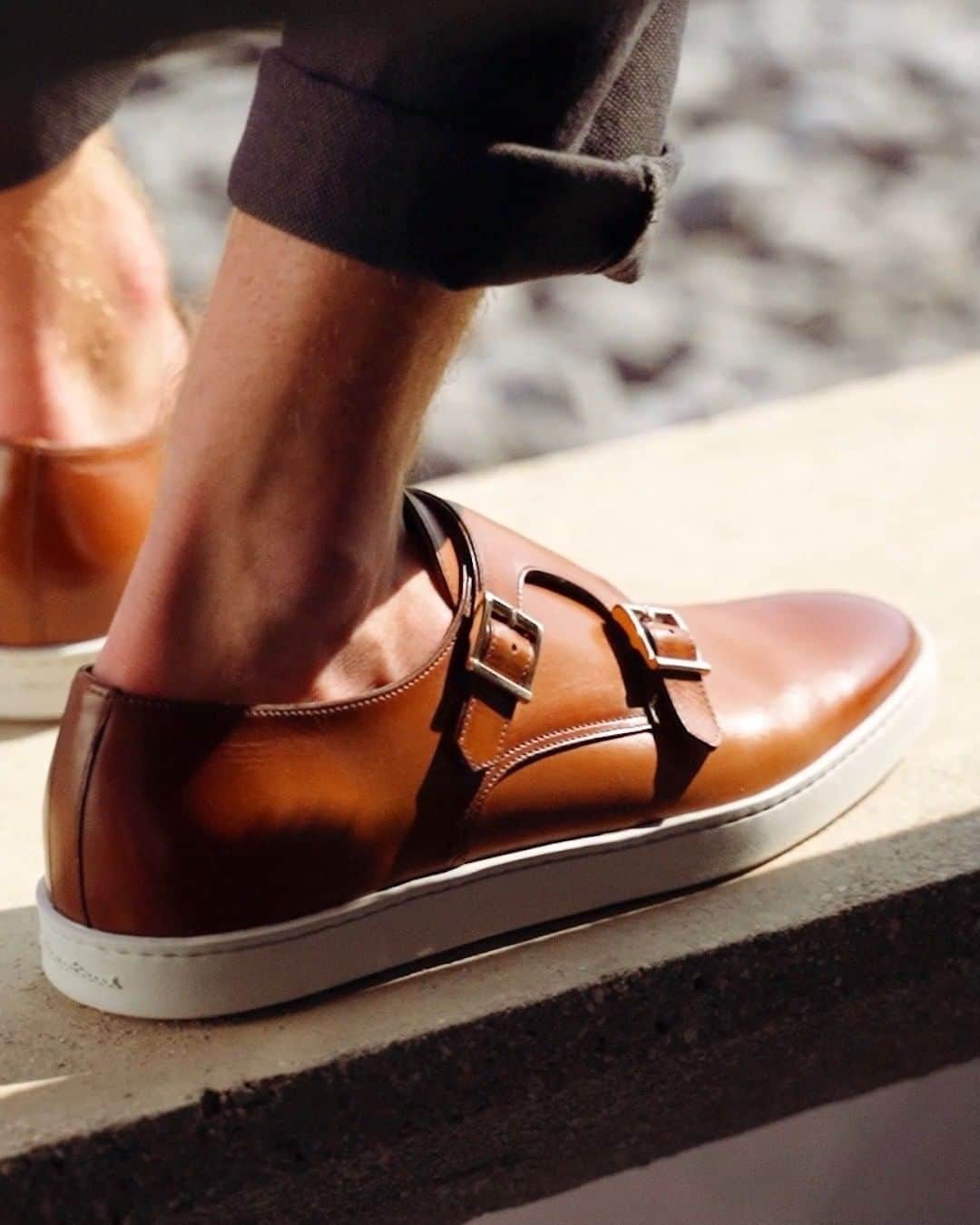 サントーニのインスタグラム：「Embrace refined elegance with a sportswear twist.  #Santoni #madeinSantoni」