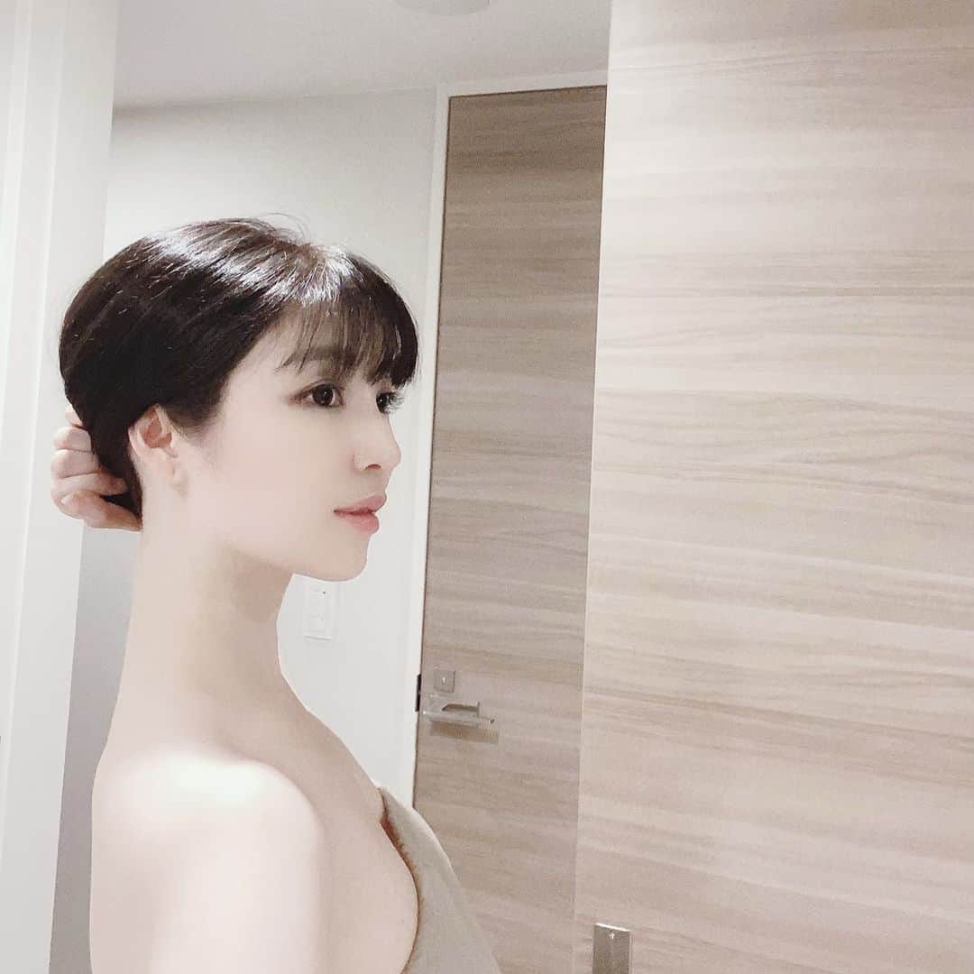 のインスタグラム：「前に沢山リクエストいただいた 首を長くする秘訣💓教えるね✨ - 正確には本来の首の長さを取り戻して 自分史上最大限に長く見せる方法です✨ - 首を長く見せるってことは その分小顔効果も抜群✨ - まず、絶対オススメなのは 自分に似合った枕を買うこと😌 枕にはお金かけてください💓 - 平均的に寝てて平均的な寿命の場合 人生のおよそ1/3は眠りの世界🌙💤 - 寝てる時間を大切にするって基本だよね それと良い枕は首の形やシワが改善されます - 私のおすすめは💎テクノジェルピロー💎 - 日テレの今夜くらべてみましたでも紹介したけど ほーんと、これ、オススメです！ つかった瞬間わー！ってなるよ💓 - - 続いて美容アイテムは 💎デンキバリブラシ💎 - 顔や頭皮にやるのはよくテレビとかで見てると思うけど 首や肩も効果的！！ - 首、肩の疲れが取れるし、むくみやコリが改善されるから私の場合手のひら分くらい 以前より肩の盛り上がりが凹んだような気がするよー✨✨ 肩がスッキリするってことは首が長く見える効果があります - - そして毎日の入浴とマッサージも大事✨✨ - 家の中で、自分でできるのはこの辺で エステでしっかり首、肩をほぐしてもらうのも大事です💓 - 私が今まで受けて首のマッサージが上手すぎて感激したのは 💎 @luana.miyakawa 💎 - オーナーの首の施術は本当凄い！ やっぱりプロの手で滞ったものを しーっかり解し、流してもらうって大切です✨ あまりの気持ちよさに悶絶するよ💓 - - 続いて これは即首長に見える方法です - - 💎襟足脱毛💎 - 襟足がすっきりすると その分の見た目が首になって 格段に首長になるし アップスタイルが似合うようになるよ✨ - ただ、好みの問題で 男性よっては（特に昭和〜おじさま世代） 後毛がある方がセクシーって意見多いので この方法は彼氏や旦那さんに相談したり 脱毛クリームで簡単に、、とか 考えてみてね✨ - - #首長の秘訣 #美は一日にしてならず #beauty #care」