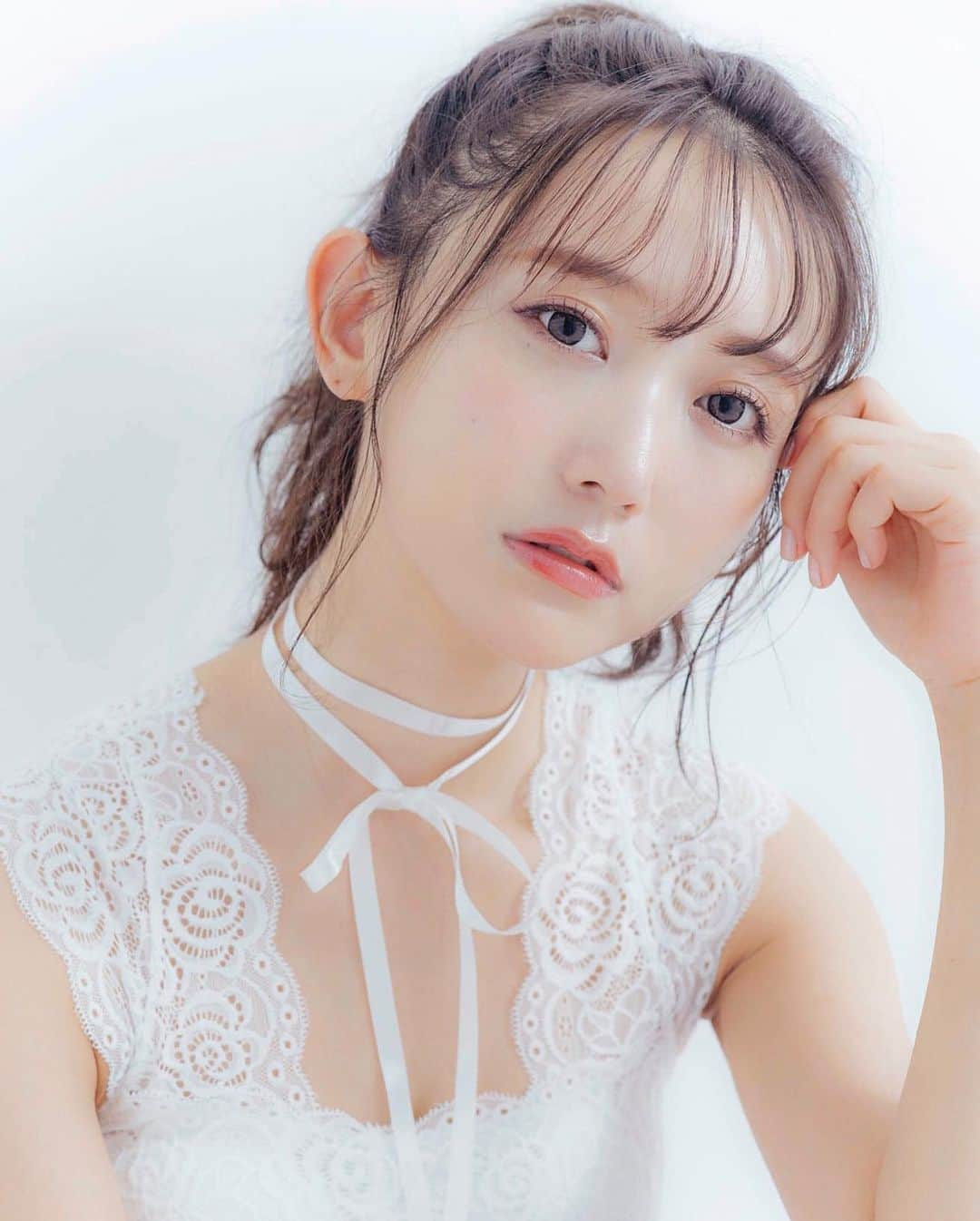 菅野結以さんのインスタグラム写真 - (菅野結以Instagram)「さいきんの美容事情🥚﻿ ﻿ この数ヶ月、﻿ いきたくてうずうずしていた美容スポット﻿ ようやくじわじわと解禁🎈﻿ ﻿ お肌は @tokyo_hills_clinic  ピーリング→レーザートーニング→美肌トリートメントでつるんとトーンアップ👶🏼﻿ 日々ホームケアしてても﻿ たまにサロンでケアするの、﻿ 肌力も意識もぐんとあがるからとてもだいじ﻿ ﻿ ヘアは @hairsalon_zeal  2年ぶりに髪質改善してもらい﻿ するんするんの艶髪復活👏🏻あいかわらず革命的﻿ これで梅雨もこわくない ☺︎﻿ #beauty #skincare #hair #haircare﻿ #tokyohillsclinic #hairsalonzeal」6月18日 1時06分 - yui_kanno