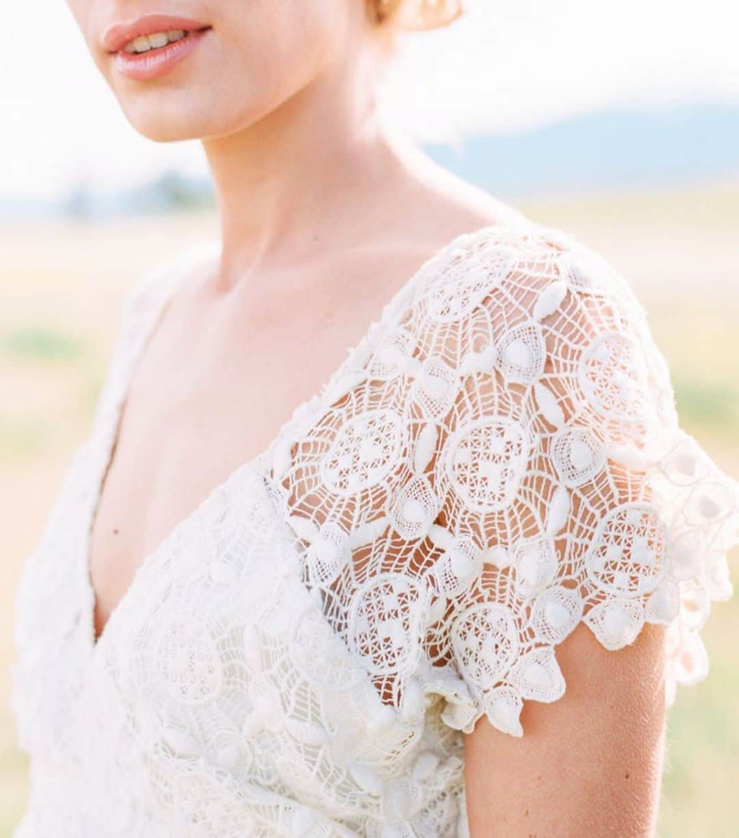 カイトアンドバタフライさんのインスタグラム写真 - (カイトアンドバタフライInstagram)「#CLOSEUP bohemian gowns with textured lace🕊kite and butterfly dream catcher lace #madeincalifornia🇺🇸 #la #weddingdiaries #visitkiteandbutterfly @orangephotographie @magnoliarouge」6月18日 1時17分 - kiteandbutterfly