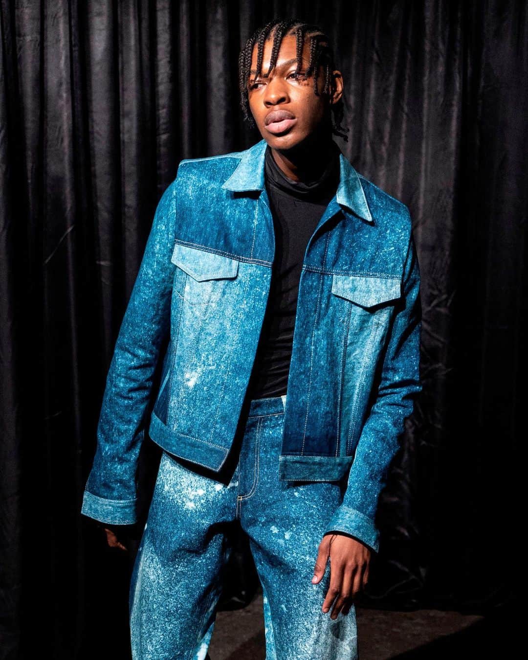 Fashion Weekのインスタグラム：「For her role in London's first all-digital Fashion Week, menswear designer @biancasaunders_ released a zine with @joshuawoods entitled “We are one of the Same" to explore themes of gender identity, experiences unique to the Black community and finding common ground. Watch Bianca Saunders and her collaborators discuss their zine’s poignant message and its making at @londonfashionweek. ⁠⠀ ⁠⠀ Photo by @gettyimages from the @biancasaunders_ January 2020 #LFW Mens presentation⁠⠀」