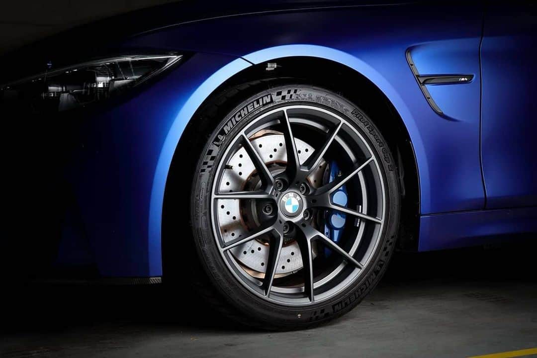 BMW Thailandさんのインスタグラム写真 - (BMW ThailandInstagram)「ขีดสุดแห่งการขับขี่ไปกับ BMW M4 CS  Exterior: Frozen Dark Blue Interior: Alcantara/leather combination  Engine: 2,979cc / 460hp, 600Nm / M TwinPower Turbo inline 6-cylinder petrol engine Transmission: 7-speed M DCT with Drivelogic  0-100 km/h: 3.9 s Weight: 1,655 kg  Details: - M light alloy wheels V-spoke style (19" Front / 20" Rear) - Adaptive M suspension - CFRP roof - Exteriror carbon: bonnet, front splitter, rear diffuser and the rear spoiler - Door trim: Nawaro natural fibre door trim, leather door handle loops with M strips - BMW Head-Up Display - HiFi loudspeaker system Professional  สอบถามข้อมูลเพิ่มเติมได้ที่ - BMW Contact Center : 1397 - Line : @BMWLeasing : https://lin.ee/e8LSXa4  และรุ่นอื่น ๆ ที่น่าสนใจ M2 Competition M4 CS Coupé M4 Coupé M5 i3s i8 i8 Roadster  #BMWTH #BMWM #THEM4CS」6月18日 1時22分 - bmwthailand