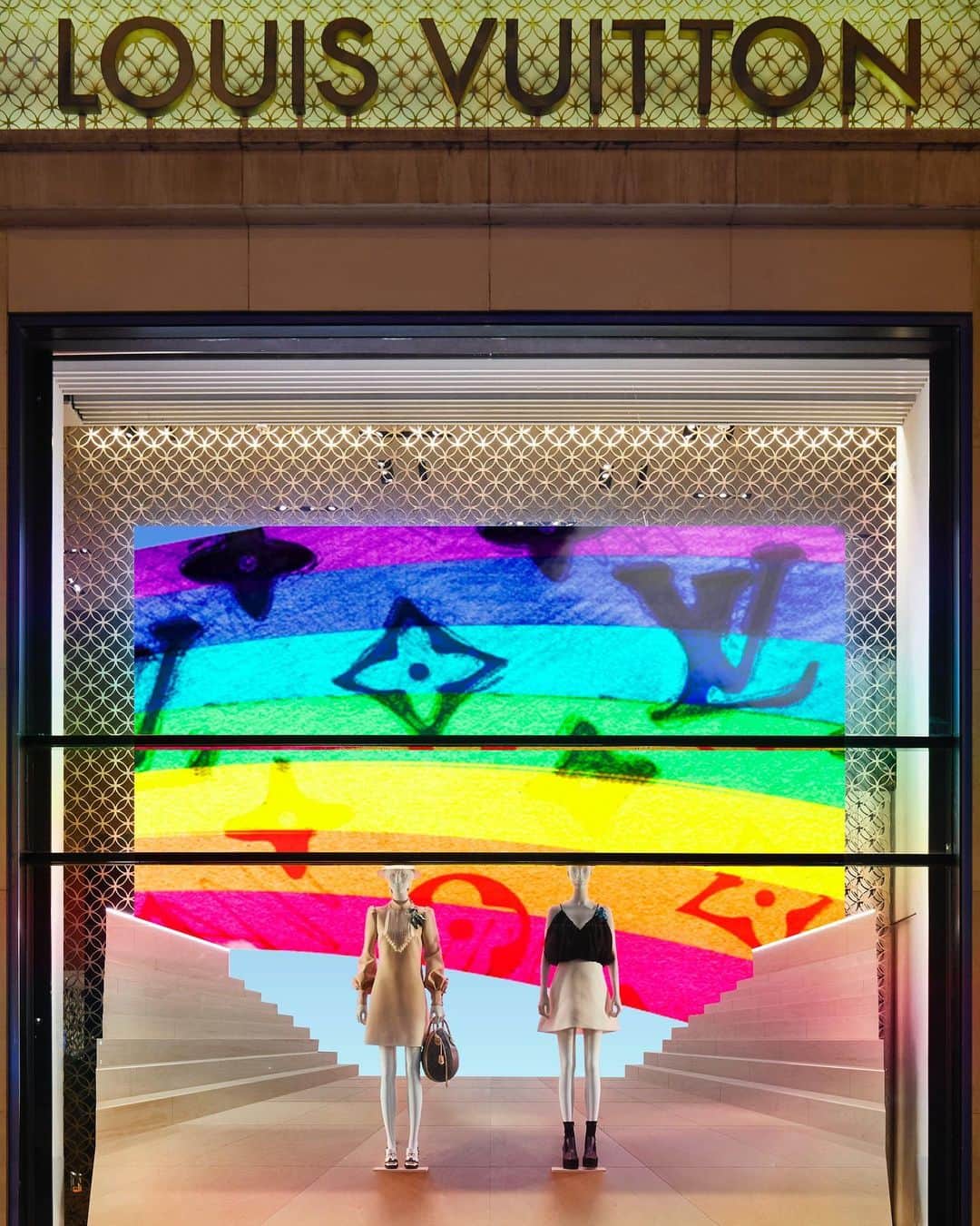 LVMHさんのインスタグラム写真 - (LVMHInstagram)「As the health situation improves in countries around the world, the Group’s Maisons are gradually restarting production and reopening stores with firm emphasis on ensuring the safety of employees and customers.  To celebrate the re-opening of select stores, @louisvuitton has invited its employees as well as their children to brighten the façades with hand-drawn rainbows as symbols of hope.  #LV🌈 #LouisVuitton #LVMHJoinsForces #LVMH」6月18日 1時30分 - lvmh