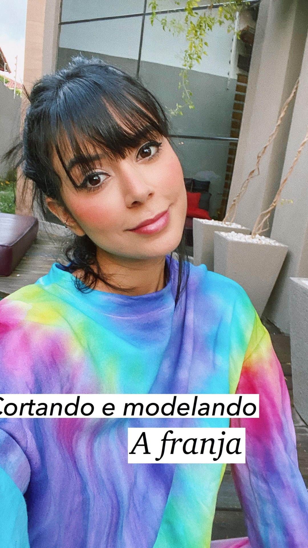 Gabriela Salesのインスタグラム：「Hello Lacrinhas! Acho que esse é o 1782737 vídeo de franja por aqui kkk, mas como é algo que sempre me perguntam, resolvi gravar de novo como corto e como arrumo minha franja. Quem aí também já meteu a tesoura nessa quarentena?」