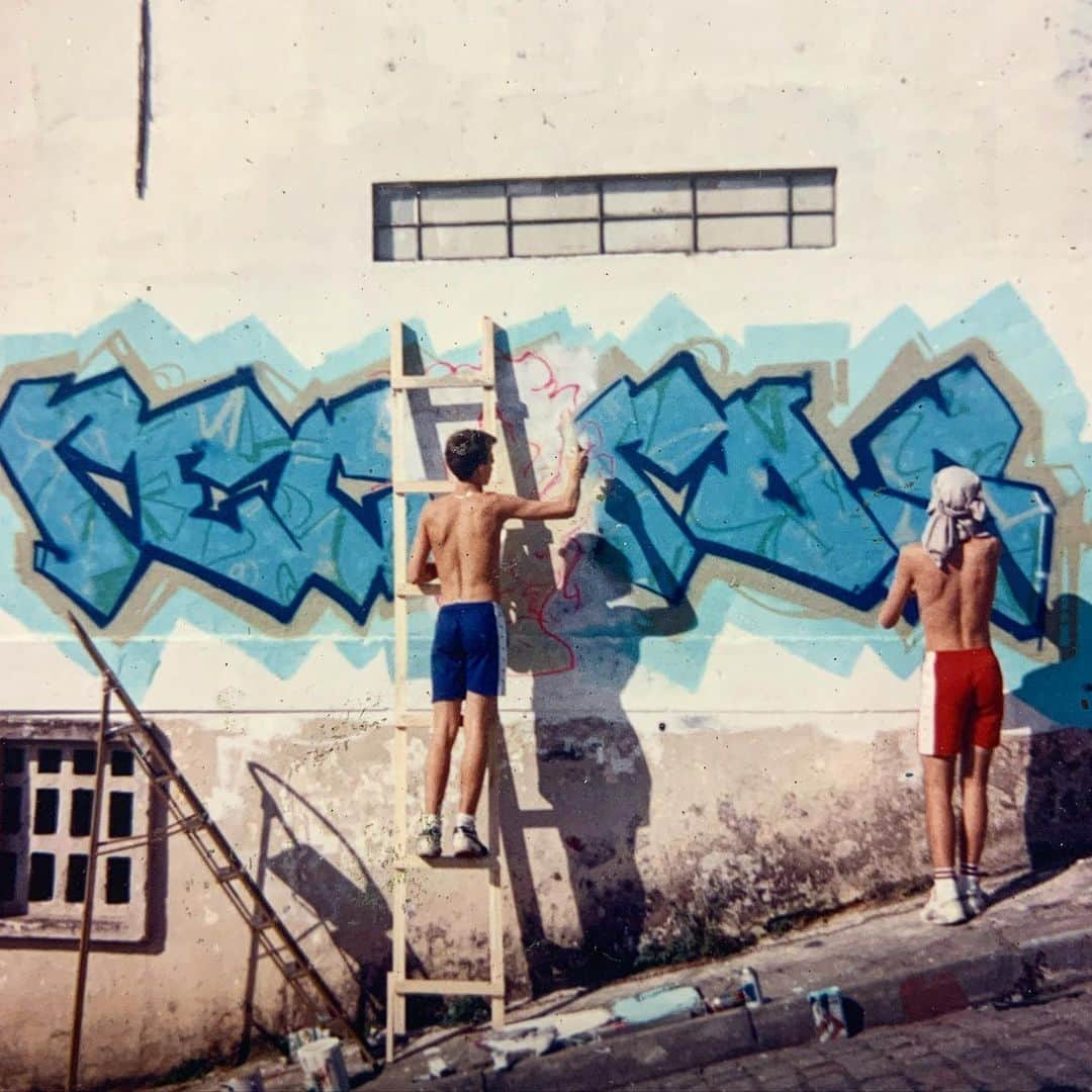 osgemeosのインスタグラム：「Back in the days! “National records” 1991 Vila Gustavo  Panorama @pinacotecasp  Em breve 🙏🏻 #osgemeos」