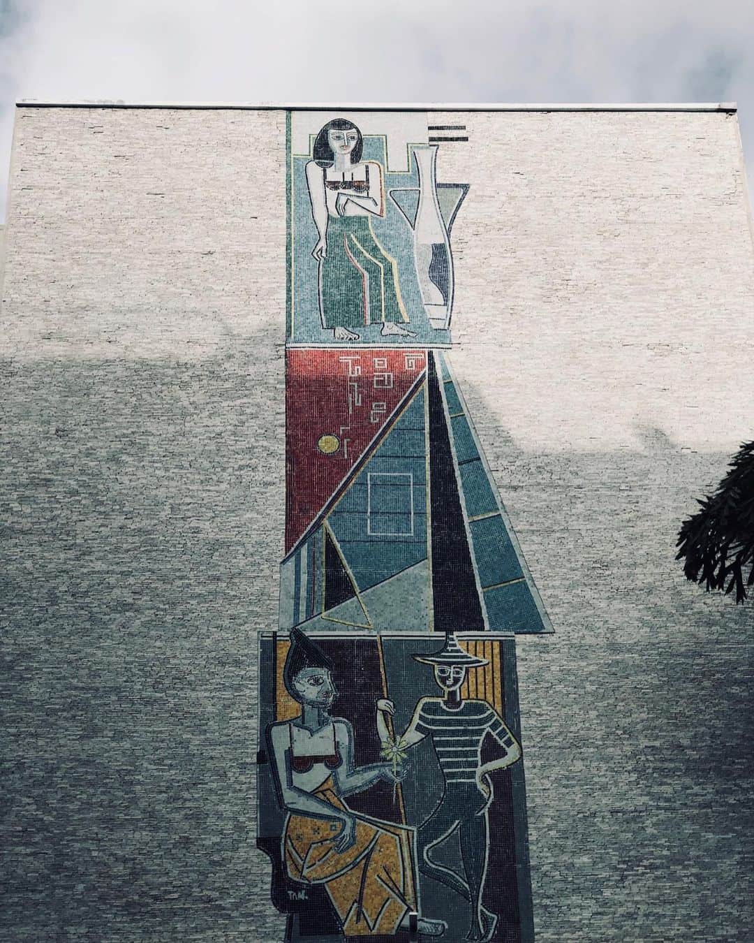Monica Sordoさんのインスタグラム写真 - (Monica SordoInstagram)「The Ennio EarFlares: Inspire in the features of the beautiful and diverse Venezuelan ethnicities embodied in Ennio Tamiazzo’s modernist murals in Caracas. Scroll left to see a little about my creative process 🤎#MonicaSordo」6月18日 1時41分 - monicasordo