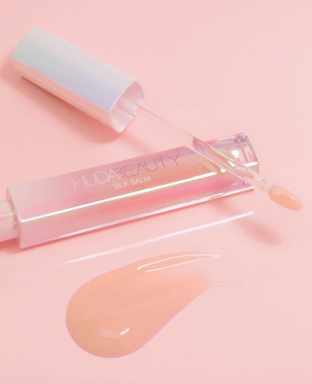Huda Kattanさんのインスタグラム写真 - (Huda KattanInstagram)「Can't get over how GORGEOUS SILK BALM is 💕💕Can't wait for you guys to try it! Available everywhere ⠀⠀⠀⠀⠀⠀⠀⠀⠀ SILK BALM is the MOST luxurious texture and hydration your lips will ever feel! The subtle blushed-pink shade looks gorgeous on everyone.  The SUPER comforting formula is infused with a blend of Hyaluronic Filling Spheres, Soybean, and Licorice Extract that work by migrating into fine lines where they swell and give a plumping effect. This action provides maximum hydration for lips that feel plumped and smooth in appearance without any tingling sensation – no pain, BIG GAIN!」6月18日 1時45分 - hudabeauty