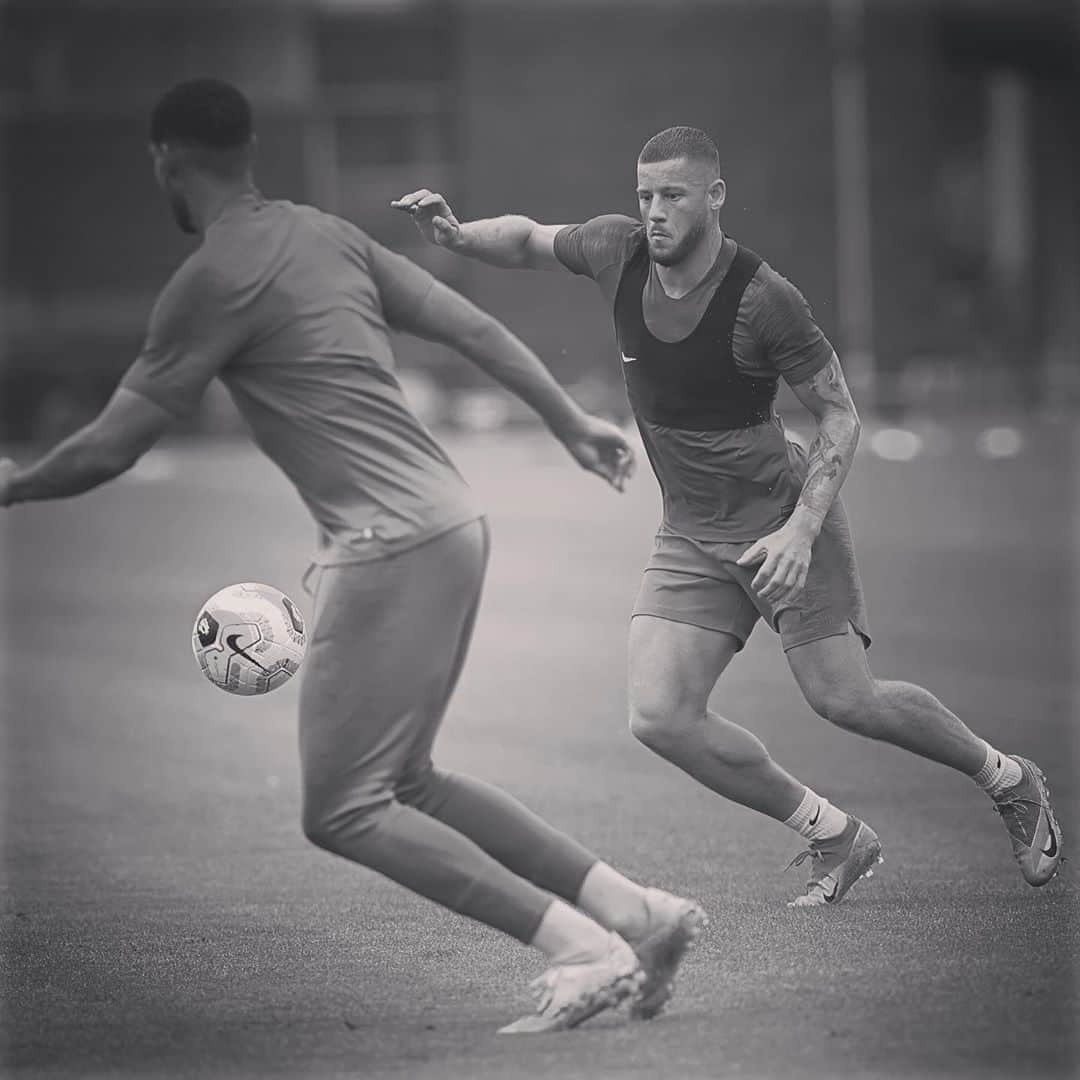 ロス・バークリーさんのインスタグラム写真 - (ロス・バークリーInstagram)「A few more days to go... ⚽️🙌🏻」6月18日 1時51分 - rossbarkley