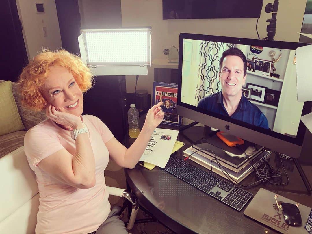 キャシー・グリフィンのインスタグラム：「Check out my interview with the fabulous @thomasaroberts at 5pm today! We all need a little @gaygoodnews now and then. http://facebook.com/thomasrobertslive/」