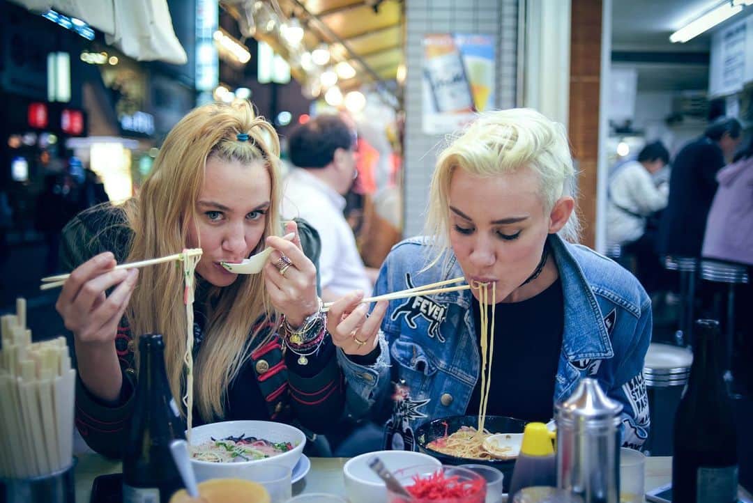 NERVOさんのインスタグラム写真 - (NERVOInstagram)「For those of you who know us, will know that we are #asianobsessed!! Noodles for daysss #amirite 🍜🍜😋😋 #streetfoodisbestfood #missingtourlyfe #willtourforfood」6月18日 1時59分 - nervomusic