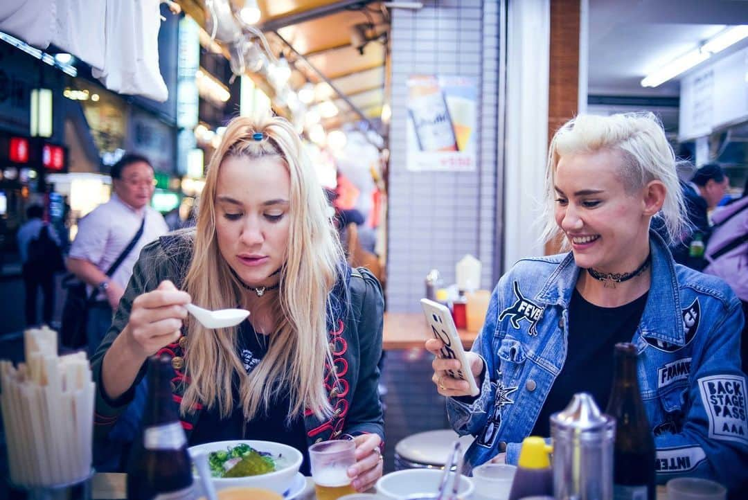 NERVOさんのインスタグラム写真 - (NERVOInstagram)「For those of you who know us, will know that we are #asianobsessed!! Noodles for daysss #amirite 🍜🍜😋😋 #streetfoodisbestfood #missingtourlyfe #willtourforfood」6月18日 1時59分 - nervomusic