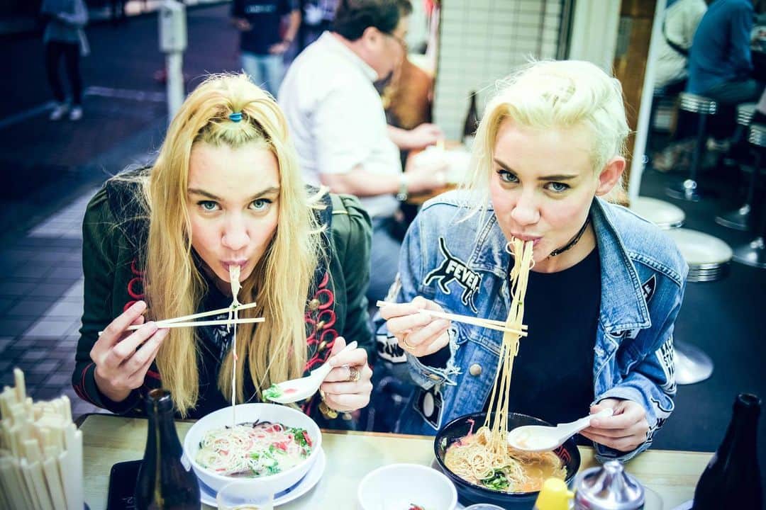 NERVOさんのインスタグラム写真 - (NERVOInstagram)「For those of you who know us, will know that we are #asianobsessed!! Noodles for daysss #amirite 🍜🍜😋😋 #streetfoodisbestfood #missingtourlyfe #willtourforfood」6月18日 1時59分 - nervomusic