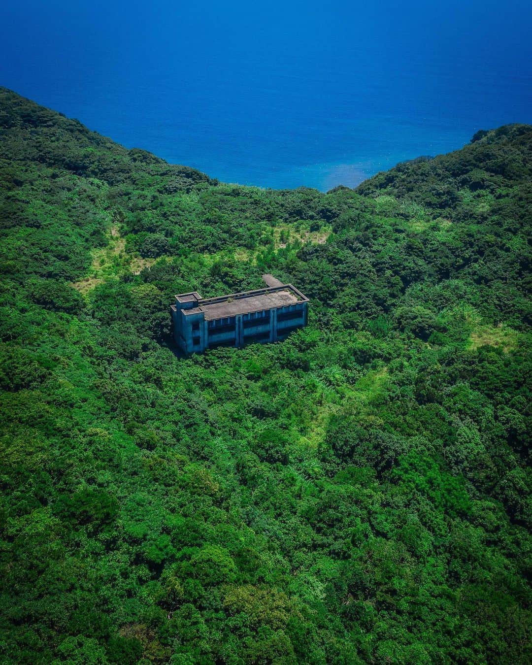 啝 （わ）のインスタグラム：「alone 𓆲 𓆲 𓆲 #droneoftheday #djimavicpro #djiglobal #drone #dronephotography #dronestagram #dji #topdronephotos #fromwhereidrone #wedroneasia #droneosoar #skyhilife  #japan_urbex #JJ_URBEX #made_in_decay #kf_urbandonedmasks #KINGS_ABANDONED #m3xtures #Meistershots #moodygrams #nature_takes_over #natures_reclaim #ominous_perfection #pr0ject_uno #rsa_preciousjunk #savethedecay #sfx_decay」