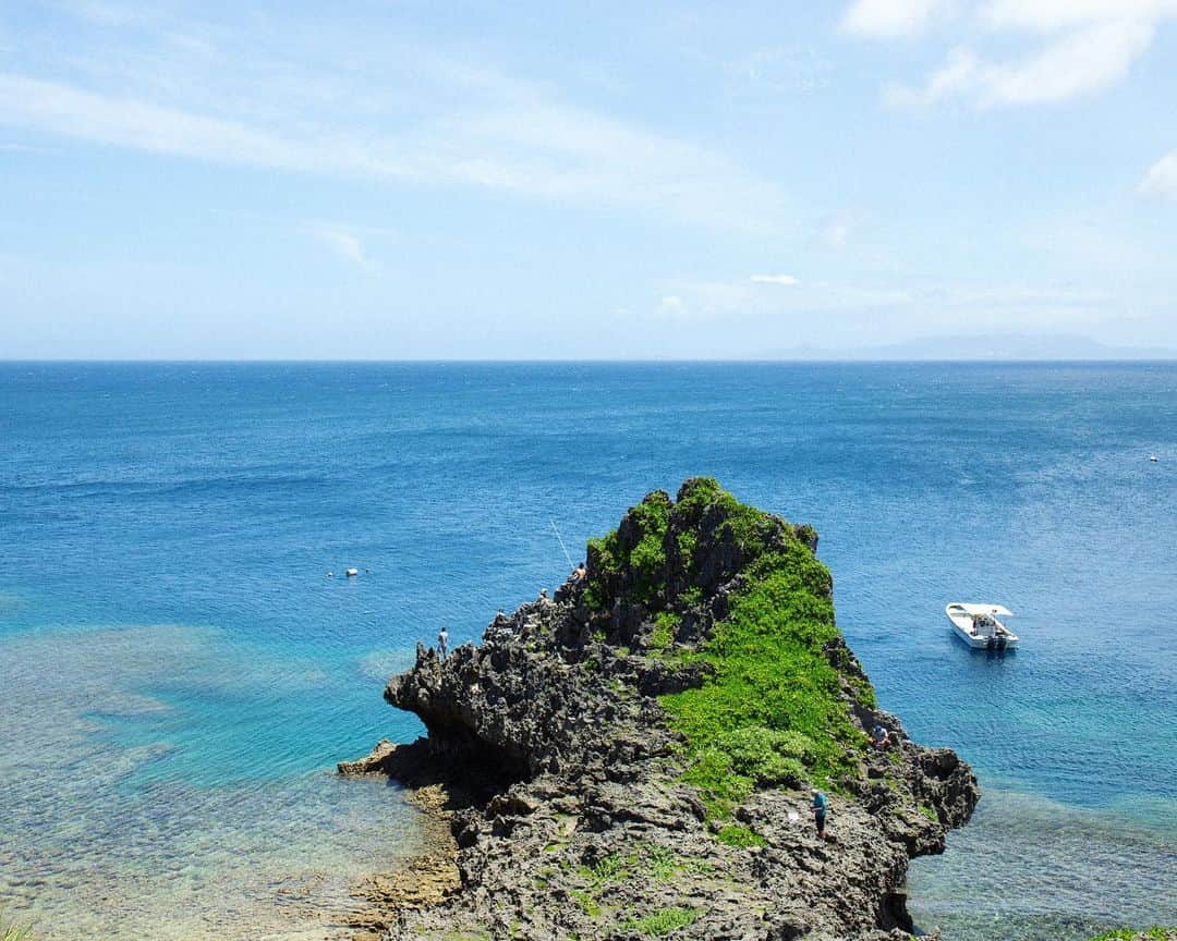 セソコマサユキのインスタグラム：「あっついよー。  @squa_okinawa  #沖縄 #okinawa #沖縄旅行 #暮らし #ライフスタイル #SQUA #SQUAMAP #写真 #写真好きと繋がりたい #沖縄好きと繋がりたい #セソコマサユキ #beach #真栄田岬」