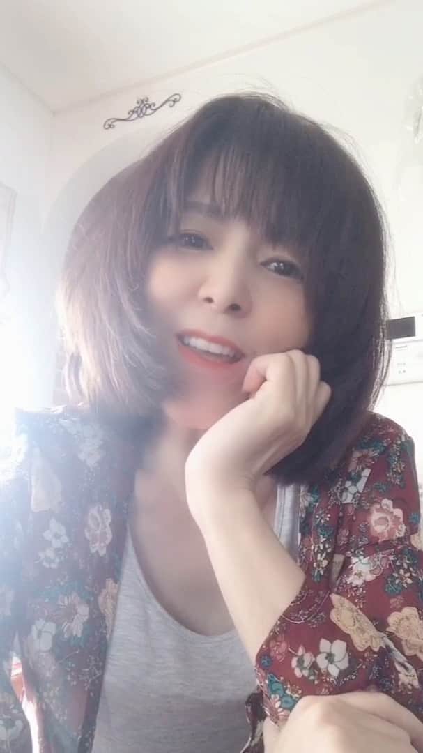 富岡美羽のインスタグラム：「リクエストありがとうございます^ ^ カラスタアプリには残念ですが入っておりませんでしたので、アカペラになりますがこちらでお届けしたいと思います✨ 一番だけでごめんなさい🙏  これからまたリクエスト曲を少しずつカラスタアプリにて配信出来たらと思います💖」