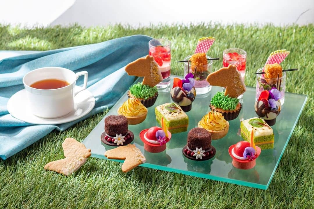 Conrad Tokyoのインスタグラム：「28階の開放的なラウンジで愉しむロイヤル・アフタヌーンティー。 Enjoy sumptuous Royal Afternoon Tea at our spacious bar & lounge, TwentyEight.」
