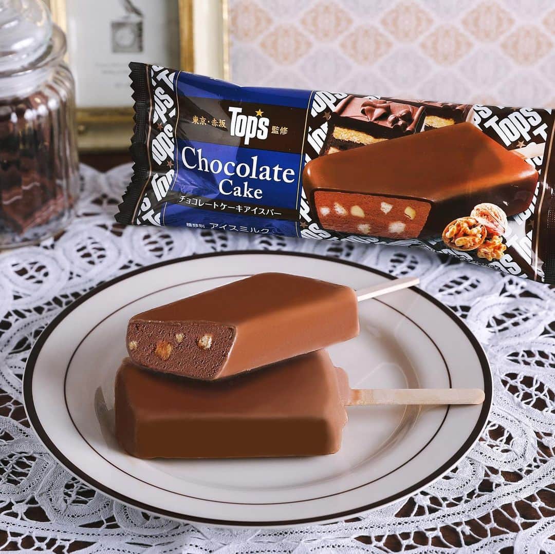 のインスタグラム：「＼#トップスチョコレートケーキアイスバー 🍫／ 今年もセブン-イレブン限定で登場👏「トップス チョコレートケーキアイスバー」170円(税込183円) 発売中🍦 TOPSならではの優しいミルクチョコレートに、くるみとスポンジを混ぜ合わせ、まるでケーキのような食感と味わいを表現しました️🙆‍♀️ チョコ好きのみなさん、お見逃しなく⭐😆 ㅤ ─────────────── 食べてみたら【#セブンイレブン】 をつけて投稿してね✨ ────────────── ㅤ #TOPS #トップス #アイス #アイスバー #チョコレート #チョコ #ケーキアイス #チョコレートケーキ #アイスマニア #アイスタグラム #アイス部 #チョコ好き #おいしい #今日のおやつ #おやつタイム #3時のおやつ #食後のデザート #セブンスイーツアンバサダー #セブンイレブンスイーツ #コンビニアイス #セブンプレミアム #近くて便利 #セブン #セブンイレブン #seveneleven #おうち時間 #stayhome」