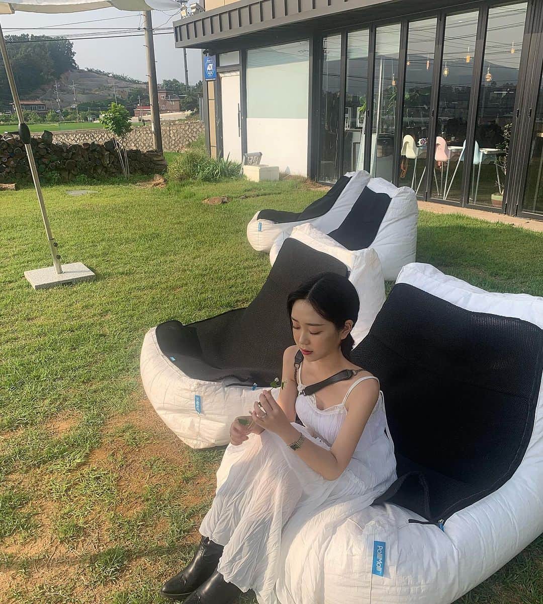 チャ・ユンジのインスタグラム：「내 14년지기 칭구💕 푸근하신 주인사장님께서 이르게 피어버린 메밀꽃을 쥐어주셨다☺️.」