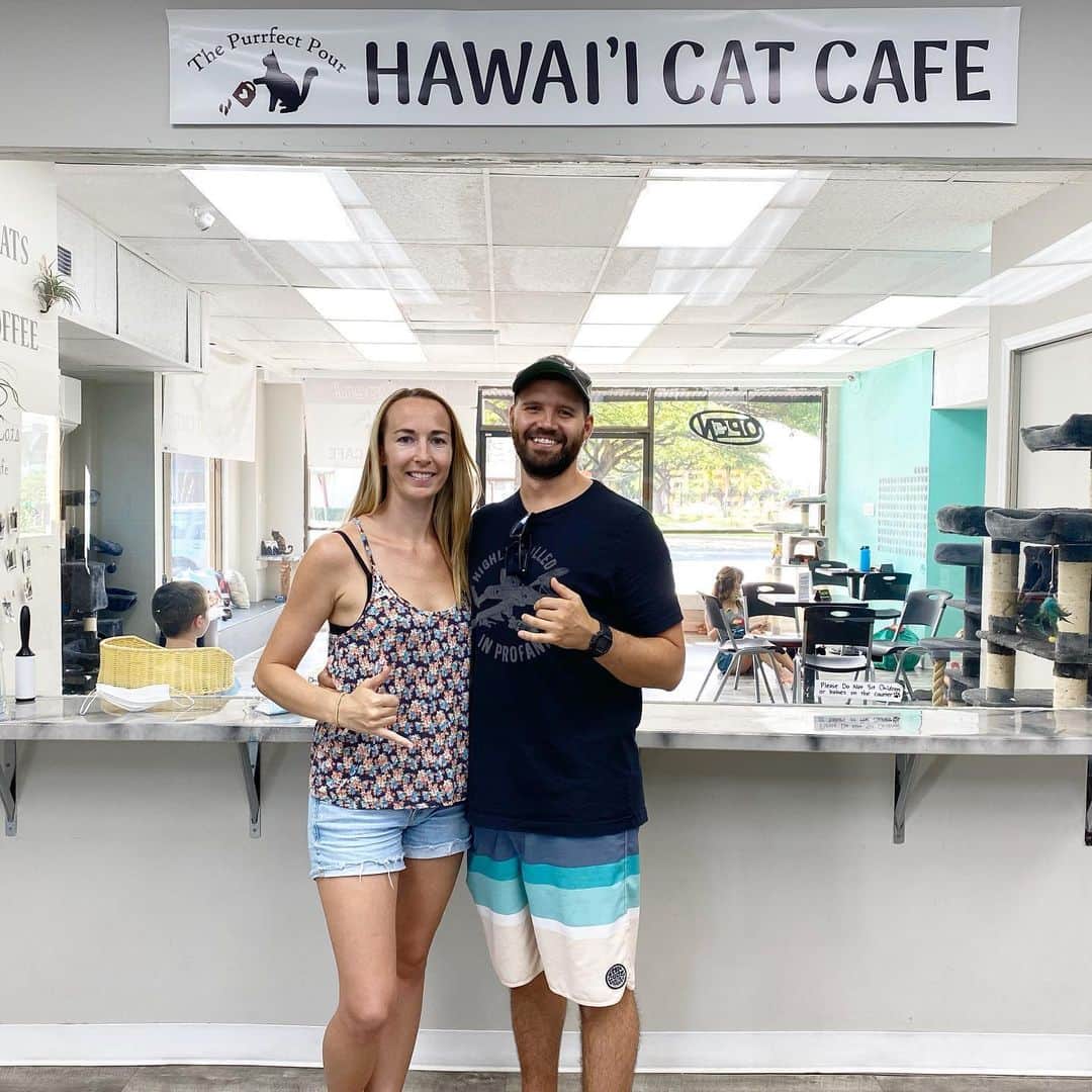 マキ・コニクソンさんのインスタグラム写真 - (マキ・コニクソンInstagram)「今日はKapahulu Streetにある”Hawaii Cat Cafe”に行って来ました！お友達がこのおチビニャンズ2匹をAdoptしたの。このCat CafeはHumane  Society(動物愛護協会)から引き取ったニャンズの里親を探してあげる場所なんです。Animal Loverの私はもうこうゆう活動が大好き！オーナーのMarkさんとCindyさんと会って話を聞いてまだ若いのに素晴らしい活動をされてると感心しました！どのニャンズもちゃんと注射💉しています！本当にかわい子ちゃん達ばかりです。人間が怖くて中から出て来ないニャン様もいました。過去に何かあったんだろうね。😢コロナの影響で里親になりたいと申請する人が多いけどここは審査が厳しいの。きちんと一生面倒を見てくれるパパさんママさんでないとニャンズを渡せないと言ってました。一時的な感情や人間の身勝手で引き取るのはナンセンス！ニャンズが可哀想。里親になったらもうファミリーです。子供です！審査が厳しいのは私も大賛成！🙆🏻‍♀️ Mark and Cindy!! I will support you as much as I can! Thank you very much for doing this! You guys are AWESOME!! 👍🏼 #hawaiicatcafe #飼うと決めたら一生面倒を見る覚悟しなきゃだよ！☝🏼 #幸せになるんだよ！❤️❤️」6月18日 11時41分 - makikonikson