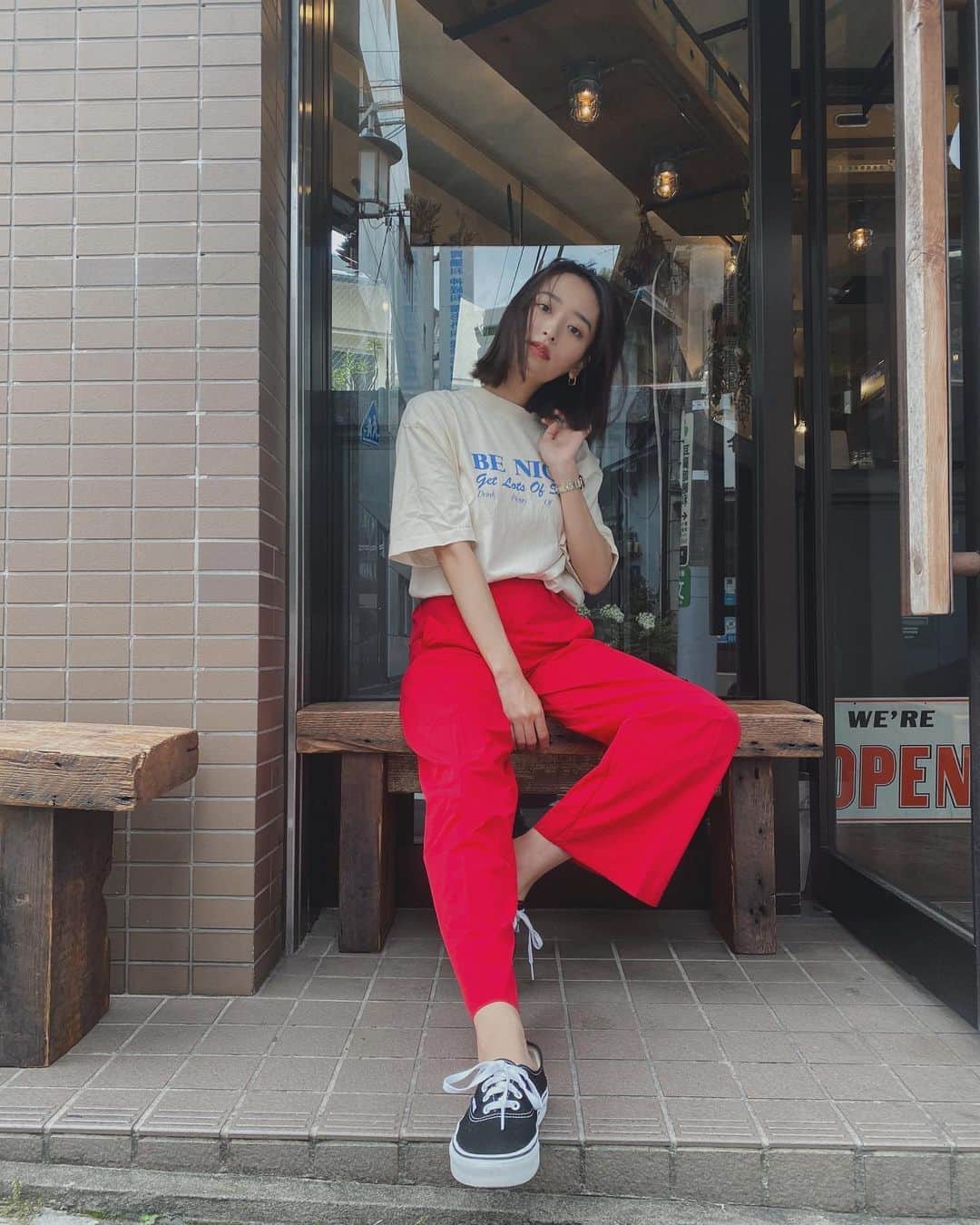 近藤千尋のインスタグラム：「娘を学校🏫に送ったあと お散歩がてら テイクアウトのコーヒーを…☕️❤️ 髪の毛で顔の腫れを隠す👩笑 写真の時だけマスク外してます🙇🏻‍♀️ 皆さん、素敵な１日を。。。✨」