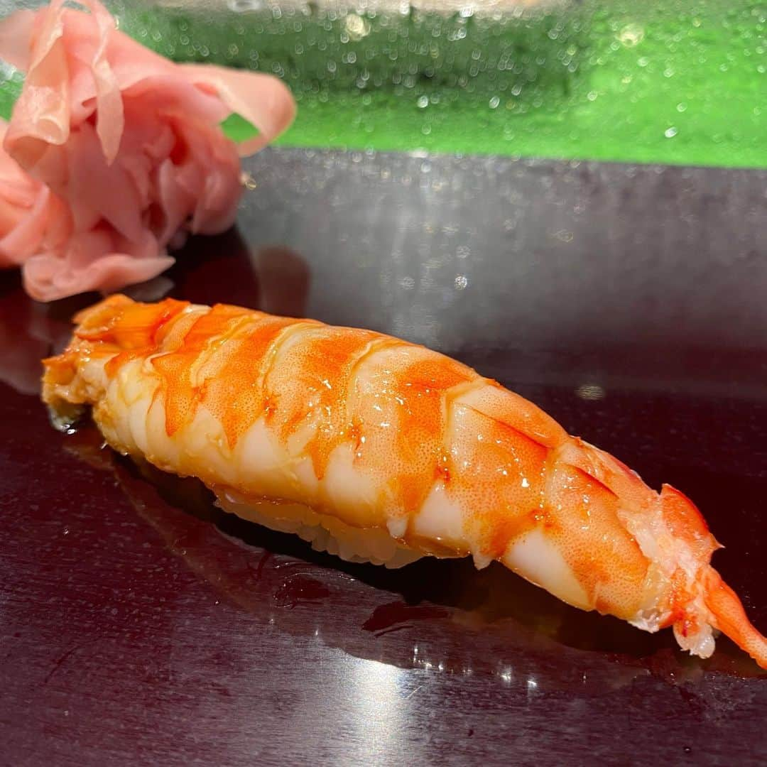 ウラシマンタロウさんのインスタグラム写真 - (ウラシマンタロウInstagram)「. 🍣大和寿司with藤原史織🦐  え〜、昔っから「旨い寿司屋は人で喰う」なんて言いやすけども。職人さんや、店員さんの人柄で美味しいお寿司が更に美味しくなるってのは本当にあることでございまして…  ドンドンドン！ドンドンドン！ 「なんだなんだ、こんな時分に…」 『ちょっと兄さん！あたいに内緒で寿司食べに行ったみたいじゃないのさ！』 「ったー！いんすたぐらむ見やがったな！」 『あたいがお寿司に目が無いって知ってんだろぅ？連れてっておくんなさいなぁ』 「ったくしょーがねーな！ぴぽぱぽぴっと…おーミツの旦那かい？さすが早起きですね！ちょいとブルゾンの所のちえみが食いたい食いたいって聞かなくて困ってんでさぁ、あ、そうですかい？じぁお邪魔させてもらいますんでね！っと…ほれ、支度しやがれ！」 『いや〜兄さん男だねぇ！』 「てやんでい！」 と言ったかどうかはわかりませんが、おおよそ、そんな感じで、いつもお世話になってる大和寿司さんに連れて行ってあげましたとさ🤣  あまりの美味しさにその日は他の物を食べたくなくなるという「有名人と握手したら一生手ぇ洗わない宣言」現象が起きます🍣  帰りにわざわざ素敵なノートまで持たせてくれるなんて😭わさび強め〜🍣 飛沫防止のシートやアルコール除菌にと徹底していて安心して美味しいお寿司食べられるので是非‼️ . とにかく平日が狙い目です‼️ 今は9時からしか一般のお客さんは豊洲市場内に入れないみたいなので要確認の上食べに行ってください🐟 #大和寿司 #daiwa #daiwasushi #daiwazushi  #豊洲市場 #toyosufishmarket  #市場前 #東京観光 #寿司 #sushi  #ブルゾンちえみ #」6月18日 11時40分 - urashima_da