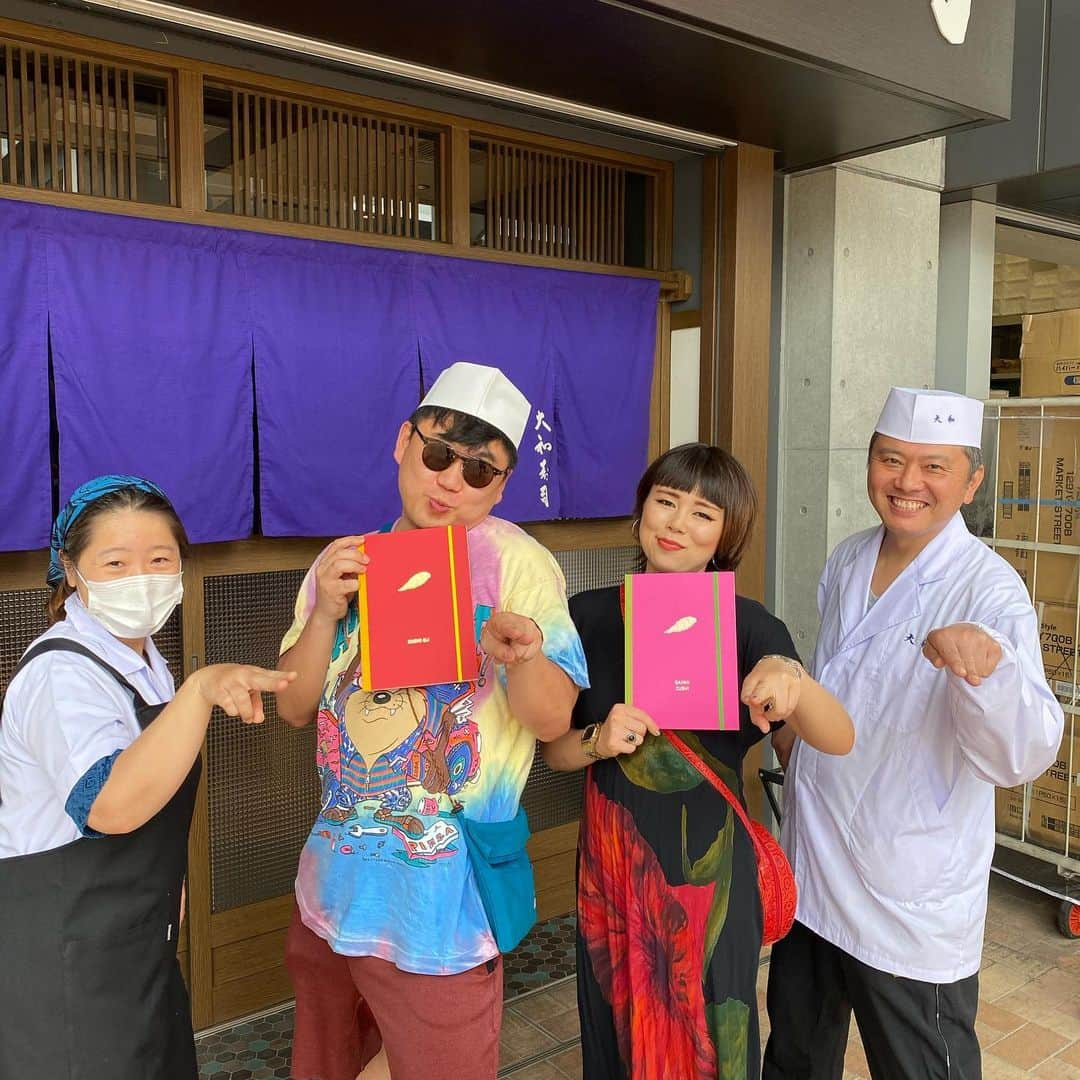 ウラシマンタロウさんのインスタグラム写真 - (ウラシマンタロウInstagram)「. 🍣大和寿司with藤原史織🦐  え〜、昔っから「旨い寿司屋は人で喰う」なんて言いやすけども。職人さんや、店員さんの人柄で美味しいお寿司が更に美味しくなるってのは本当にあることでございまして…  ドンドンドン！ドンドンドン！ 「なんだなんだ、こんな時分に…」 『ちょっと兄さん！あたいに内緒で寿司食べに行ったみたいじゃないのさ！』 「ったー！いんすたぐらむ見やがったな！」 『あたいがお寿司に目が無いって知ってんだろぅ？連れてっておくんなさいなぁ』 「ったくしょーがねーな！ぴぽぱぽぴっと…おーミツの旦那かい？さすが早起きですね！ちょいとブルゾンの所のちえみが食いたい食いたいって聞かなくて困ってんでさぁ、あ、そうですかい？じぁお邪魔させてもらいますんでね！っと…ほれ、支度しやがれ！」 『いや〜兄さん男だねぇ！』 「てやんでい！」 と言ったかどうかはわかりませんが、おおよそ、そんな感じで、いつもお世話になってる大和寿司さんに連れて行ってあげましたとさ🤣  あまりの美味しさにその日は他の物を食べたくなくなるという「有名人と握手したら一生手ぇ洗わない宣言」現象が起きます🍣  帰りにわざわざ素敵なノートまで持たせてくれるなんて😭わさび強め〜🍣 飛沫防止のシートやアルコール除菌にと徹底していて安心して美味しいお寿司食べられるので是非‼️ . とにかく平日が狙い目です‼️ 今は9時からしか一般のお客さんは豊洲市場内に入れないみたいなので要確認の上食べに行ってください🐟 #大和寿司 #daiwa #daiwasushi #daiwazushi  #豊洲市場 #toyosufishmarket  #市場前 #東京観光 #寿司 #sushi  #ブルゾンちえみ #」6月18日 11時40分 - urashima_da