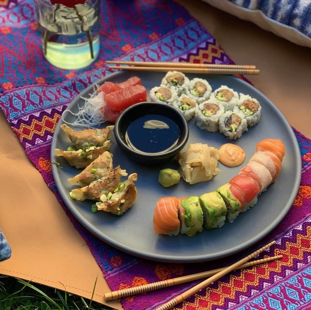 アメリカ大使館さんのインスタグラム写真 - (アメリカ大使館Instagram)「6月18日は、世界寿司の日🍣(International Sushi Day)です。 *🇯🇵寿司の日は11月11日です。 日本発祥の寿司🍣は、今や世界中で愛されていますよね❗️ 写真は、カリフォルニア州オークランドで食べられる🇺🇸寿司🍣いろんなアレンジが綺麗ですね✨ そして、🇺🇸寿司もとっても 美味しいです😋 見てるだけでお腹空いちゃうー . #usa #america #studyabroad #livinginamerica #internationalsushiday #restaurants #japanesefood #japanesecuisine #art #healthyfood #americansushi #rolls #rainbowrollsushi #california #oakland #アメリカ #アメリカ生活 #留学 #日本食 #寿司 #巻き寿司 #カリフォルニアロール #芸術的な料理 #世界寿司の日 #外食 #レストラン #日本食レストラン #カラフル #日系 #カリフォルニア」6月18日 11時48分 - usembassytokyo