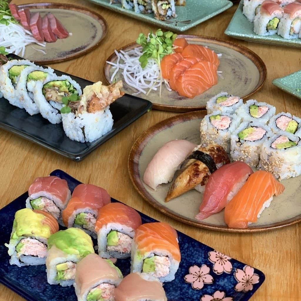 アメリカ大使館さんのインスタグラム写真 - (アメリカ大使館Instagram)「6月18日は、世界寿司の日🍣(International Sushi Day)です。 *🇯🇵寿司の日は11月11日です。 日本発祥の寿司🍣は、今や世界中で愛されていますよね❗️ 写真は、カリフォルニア州オークランドで食べられる🇺🇸寿司🍣いろんなアレンジが綺麗ですね✨ そして、🇺🇸寿司もとっても 美味しいです😋 見てるだけでお腹空いちゃうー . #usa #america #studyabroad #livinginamerica #internationalsushiday #restaurants #japanesefood #japanesecuisine #art #healthyfood #americansushi #rolls #rainbowrollsushi #california #oakland #アメリカ #アメリカ生活 #留学 #日本食 #寿司 #巻き寿司 #カリフォルニアロール #芸術的な料理 #世界寿司の日 #外食 #レストラン #日本食レストラン #カラフル #日系 #カリフォルニア」6月18日 11時48分 - usembassytokyo