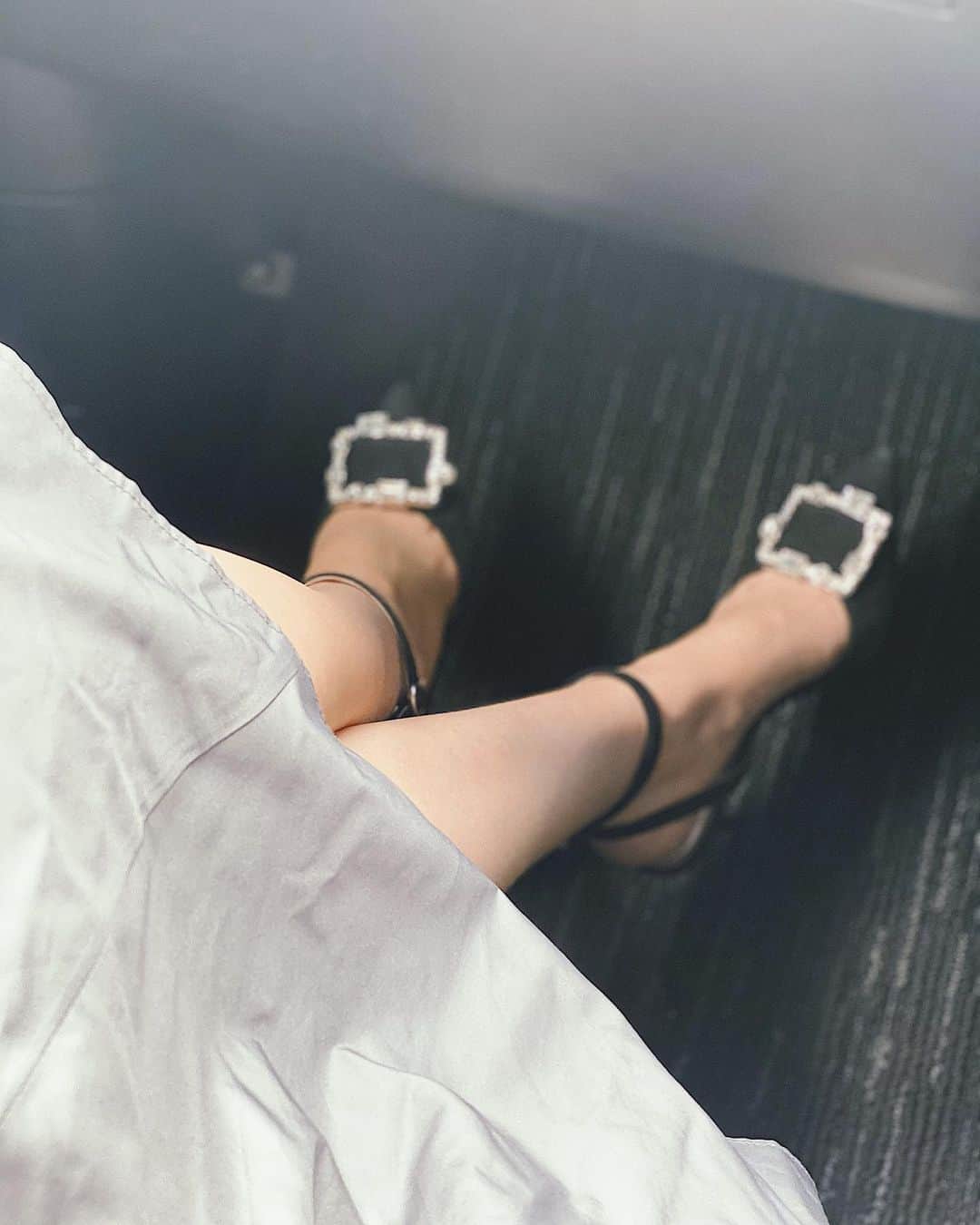 吉田愛璃のインスタグラム：「. . 🤍🖤 #ootb #sandals #heels #black #prada」