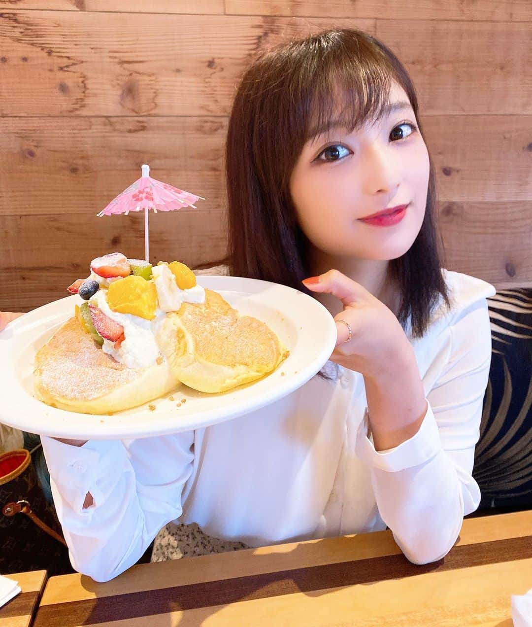 ミクさんのインスタグラム写真 - (ミクInstagram)「. . ドヤ顔なるくらい美味しくて オススメのパンケーキ😂🥞 またいつか行きたいな♡♡♡ . . . 　#メレンゲ　#メレンゲパンケーキ 　#岸根公園 #カフェ #パンケーキ  #ハワイアンカフェ #hawaii 　#merengue #pancakes #cafe #ビジョビジョ」6月18日 11時53分 - mikudapoooo